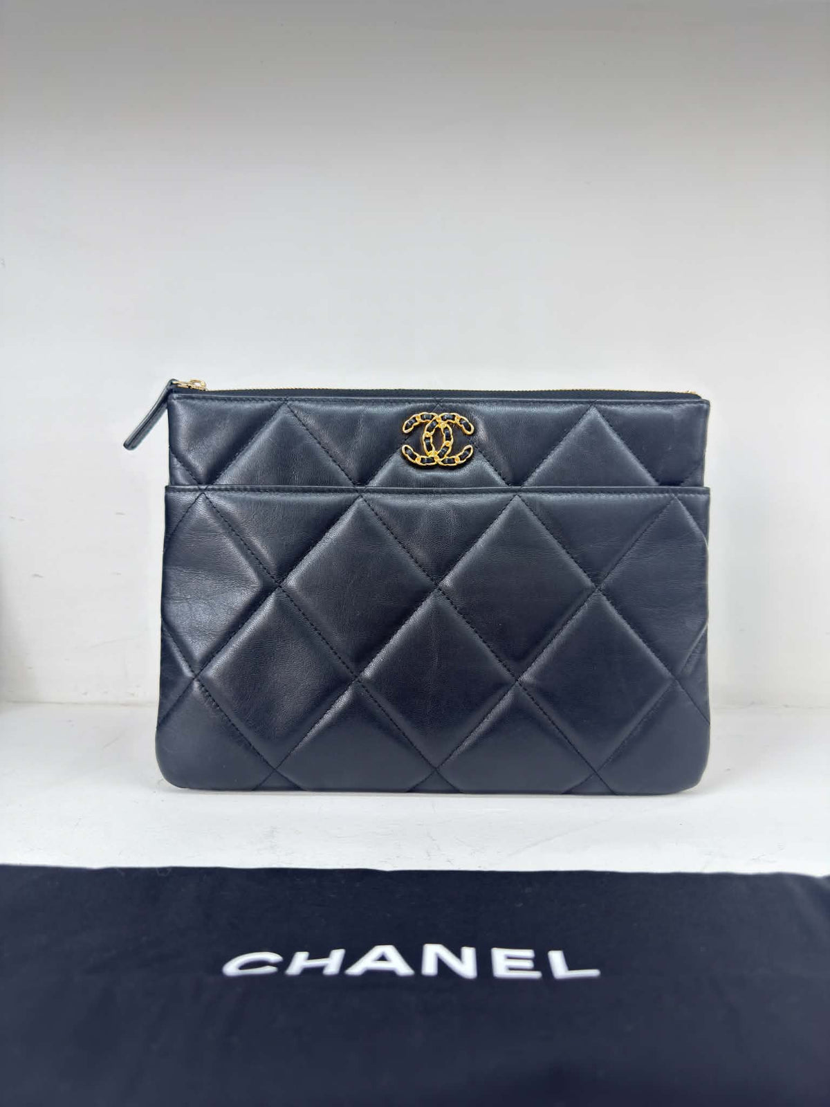 CHANEL POCHETTE 19
