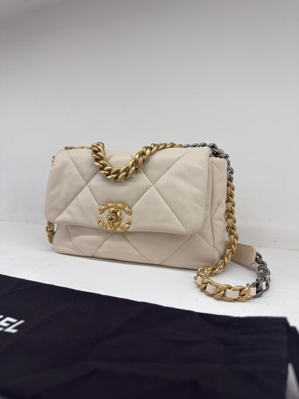 CHANEL 19