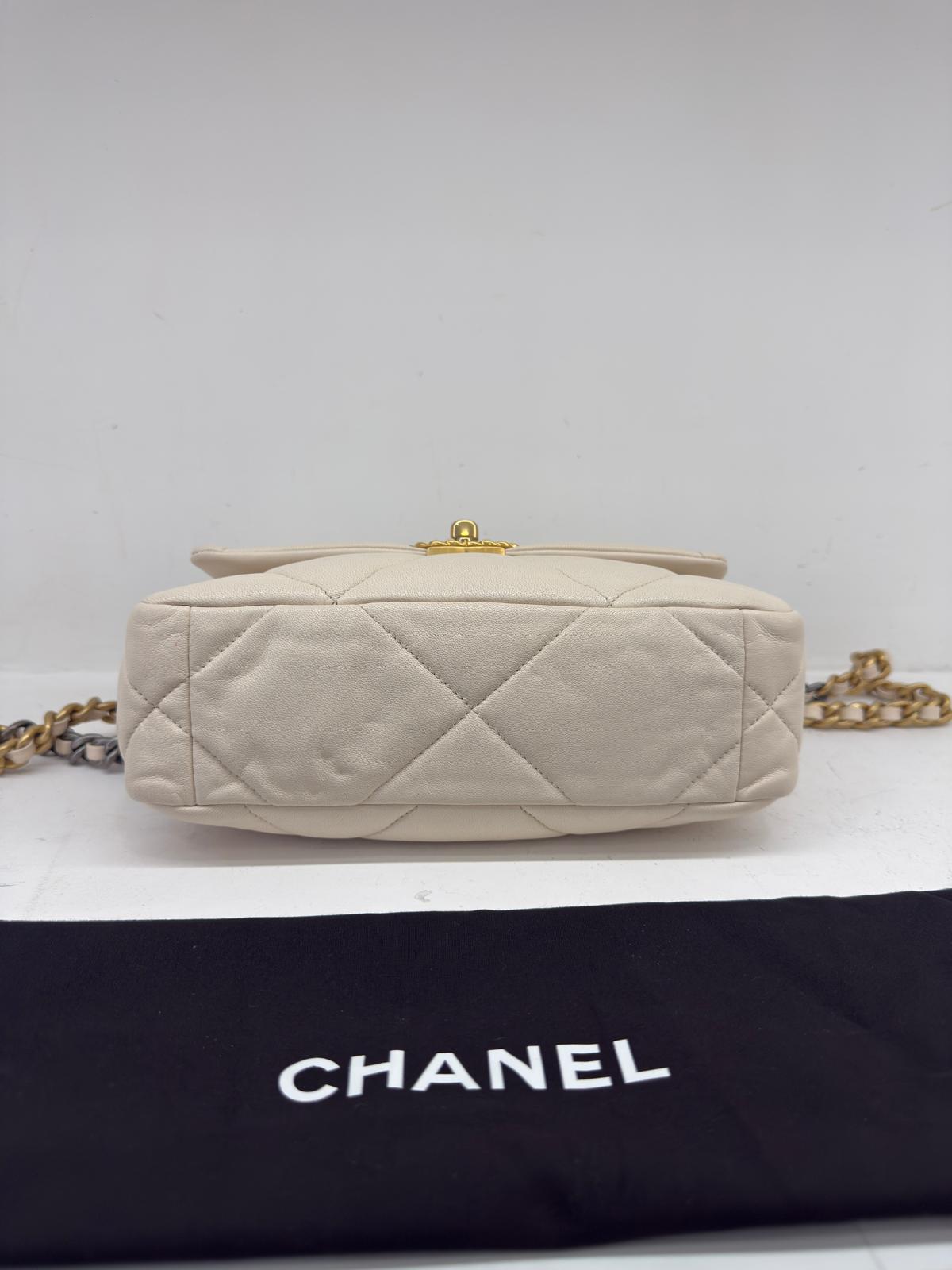CHANEL 19