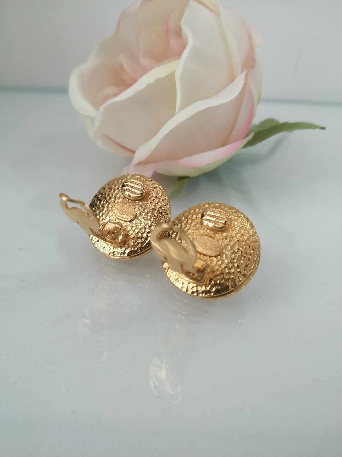 CHANEL ORECCHINI PEARL LOGO