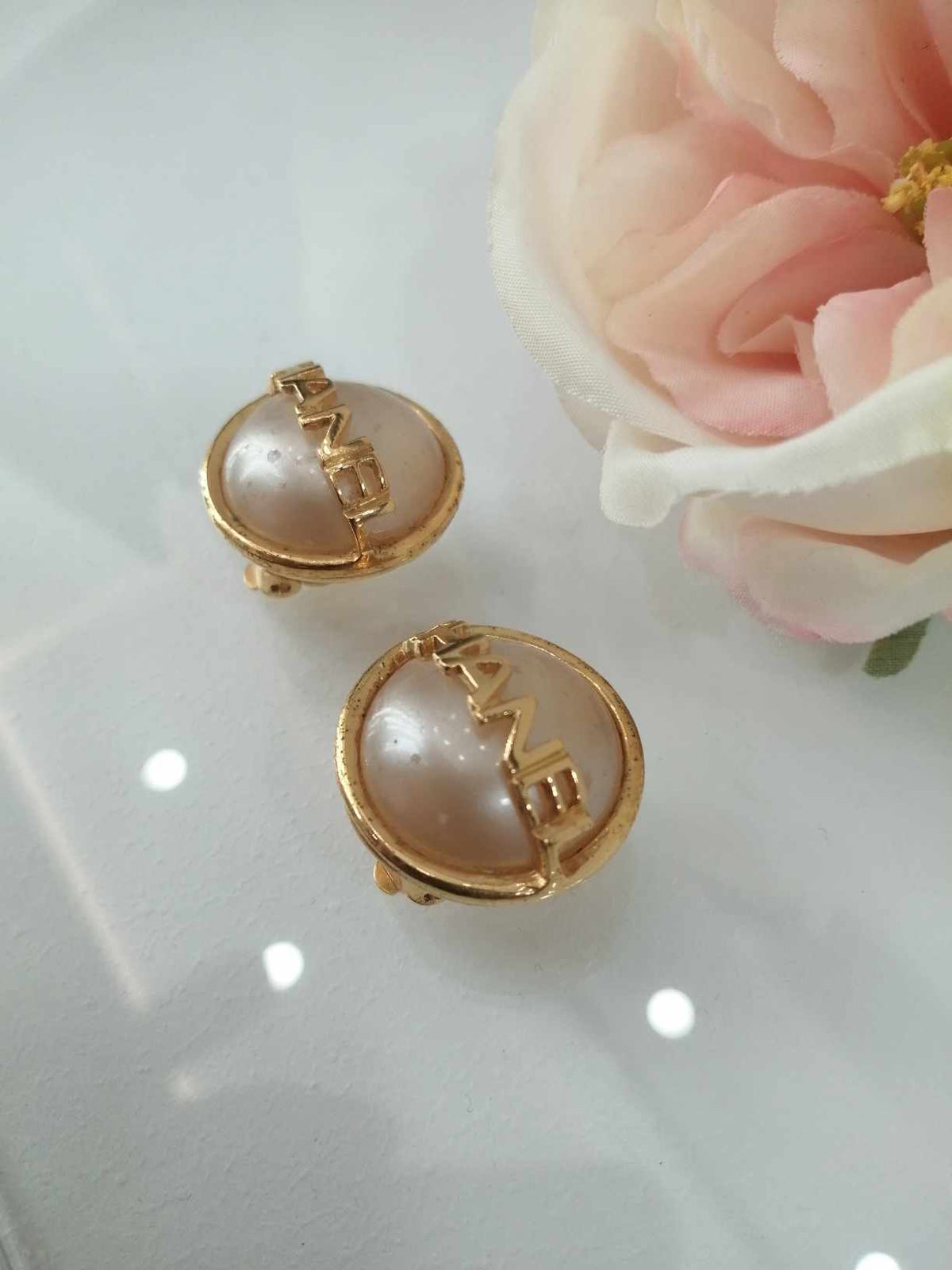 CHANEL ORECCHINI PEARL LOGO