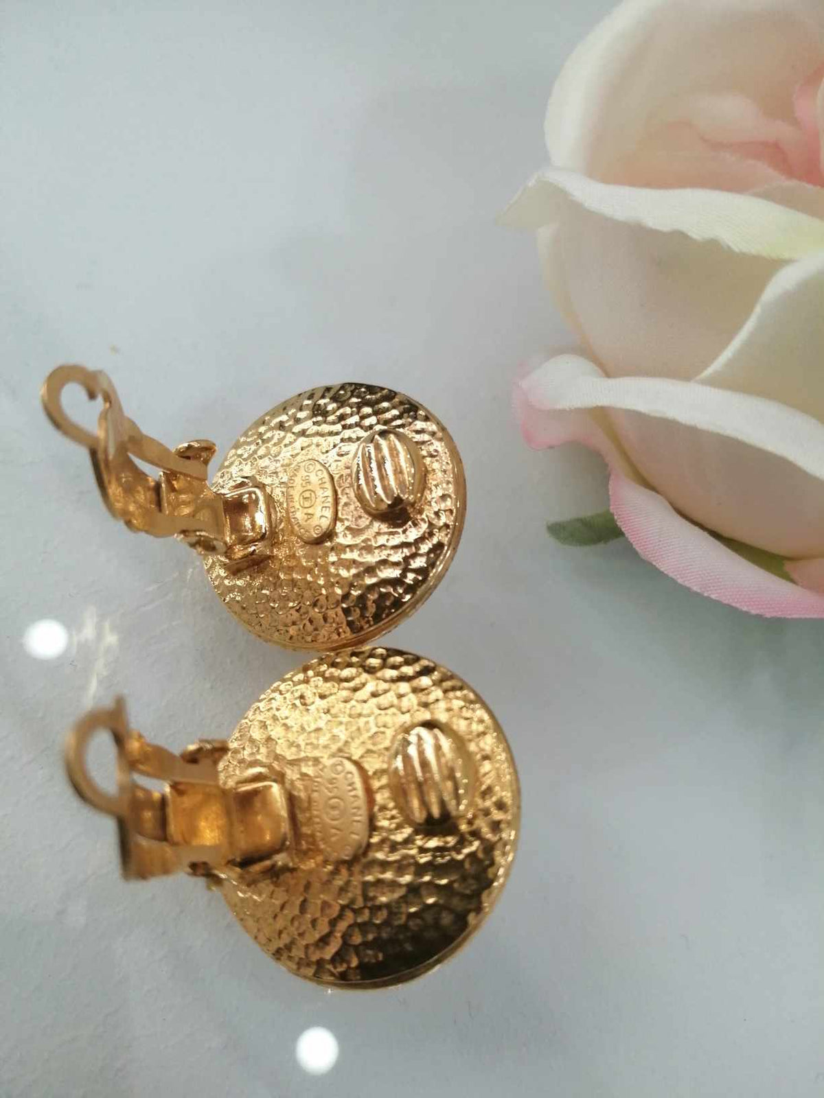 CHANEL ORECCHINI PEARL LOGO