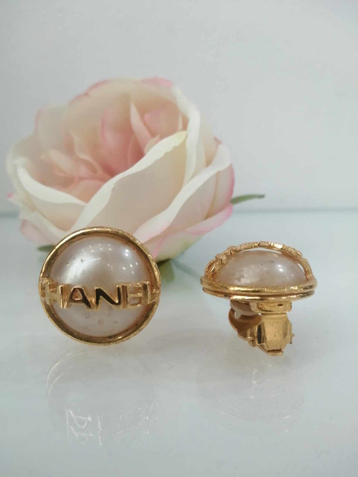 CHANEL ORECCHINI PEARL LOGO