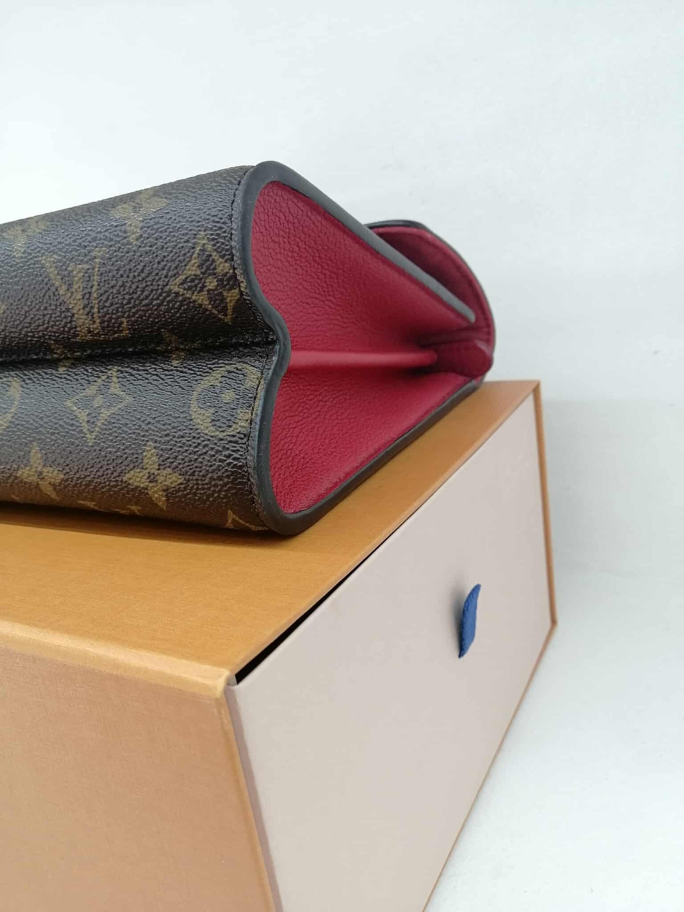 LOUIS VUITTON VICTOIRE R.
