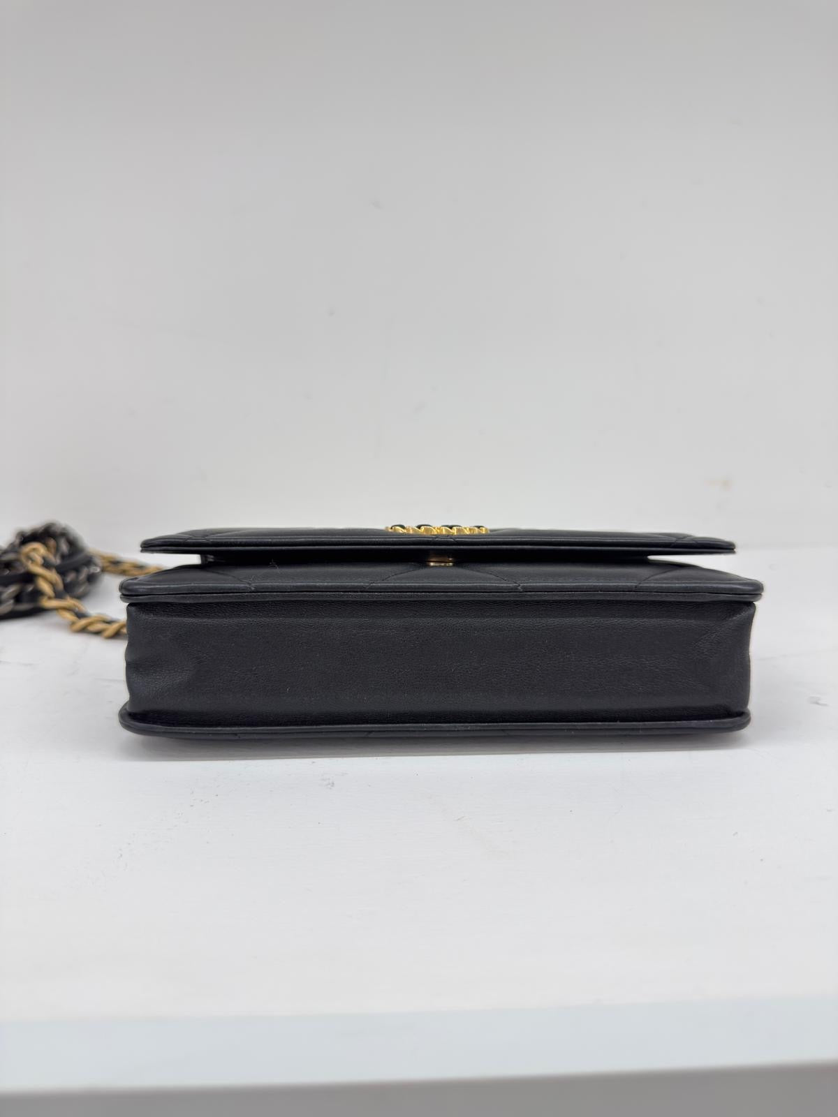 CHANEL WALLET 19