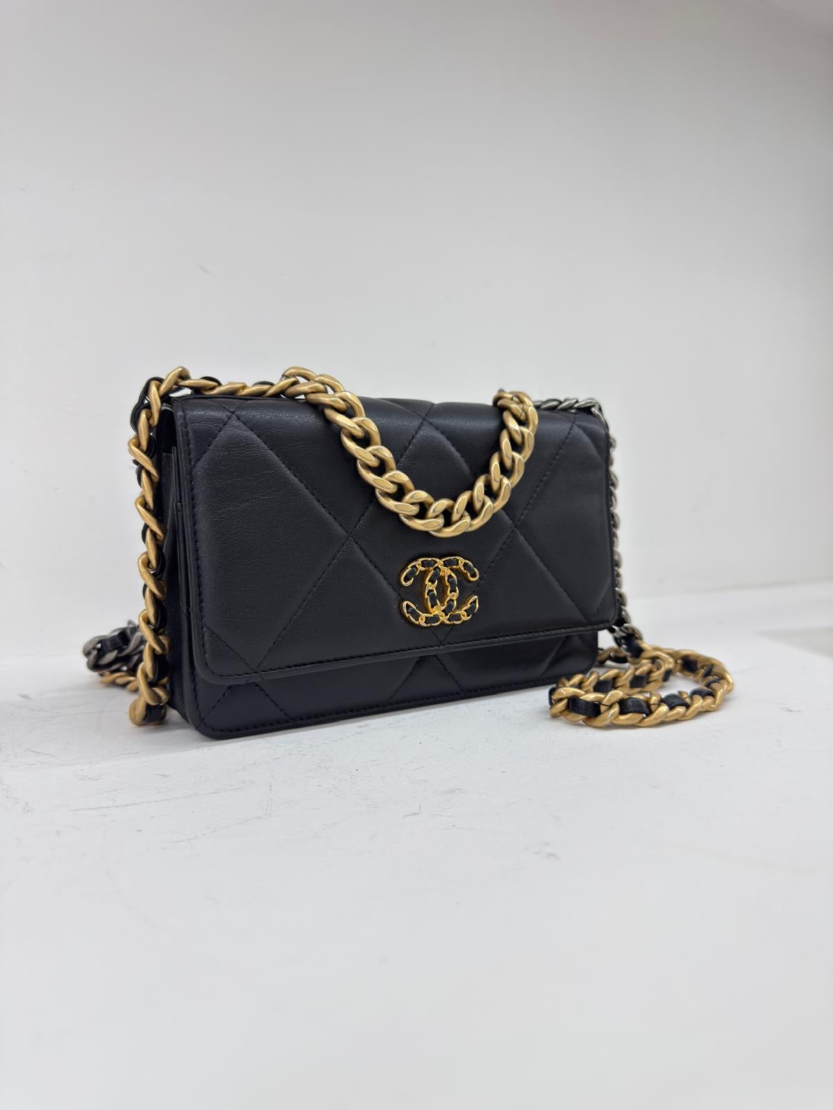 CHANEL WALLET 19