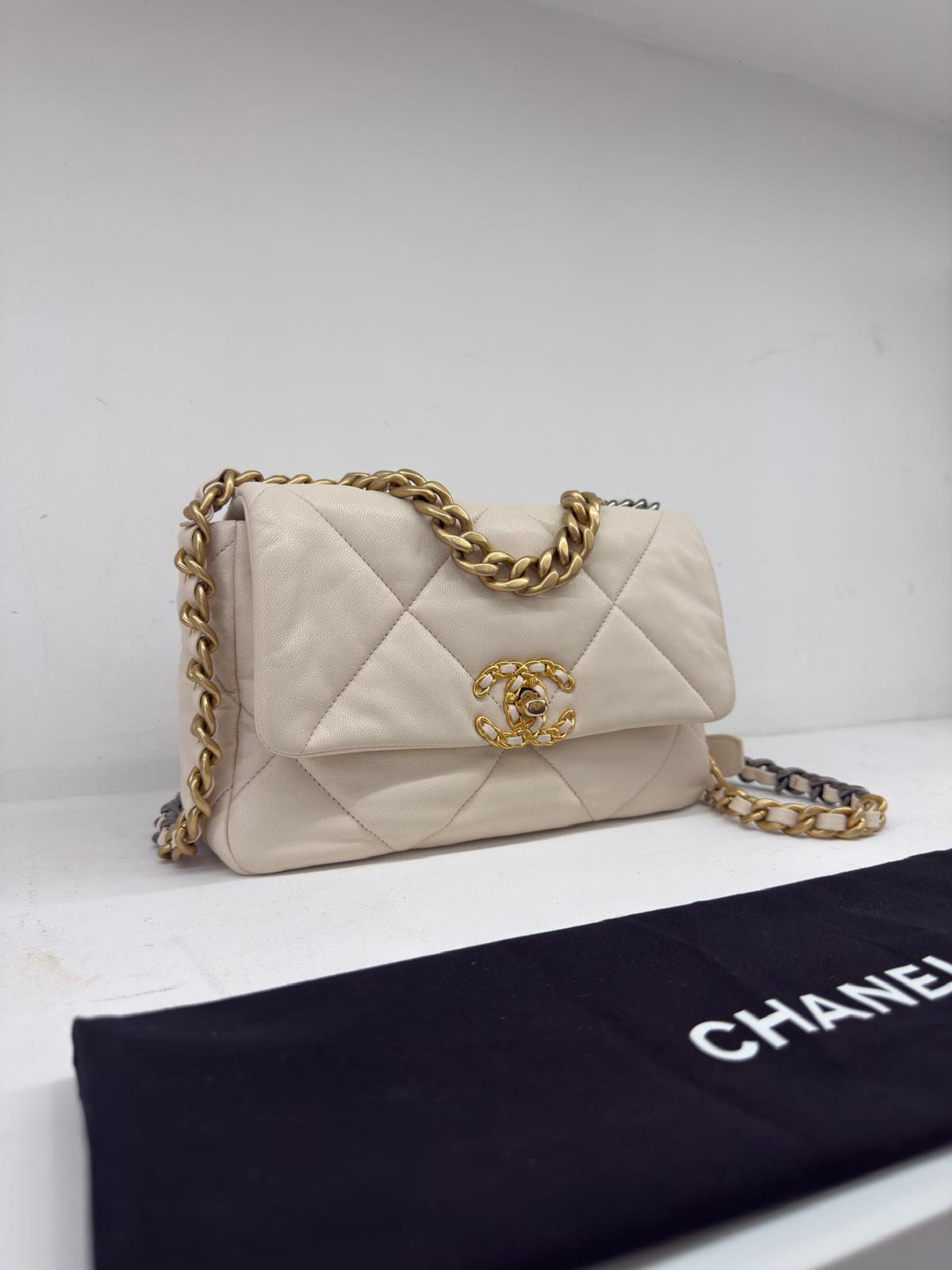 CHANEL 19