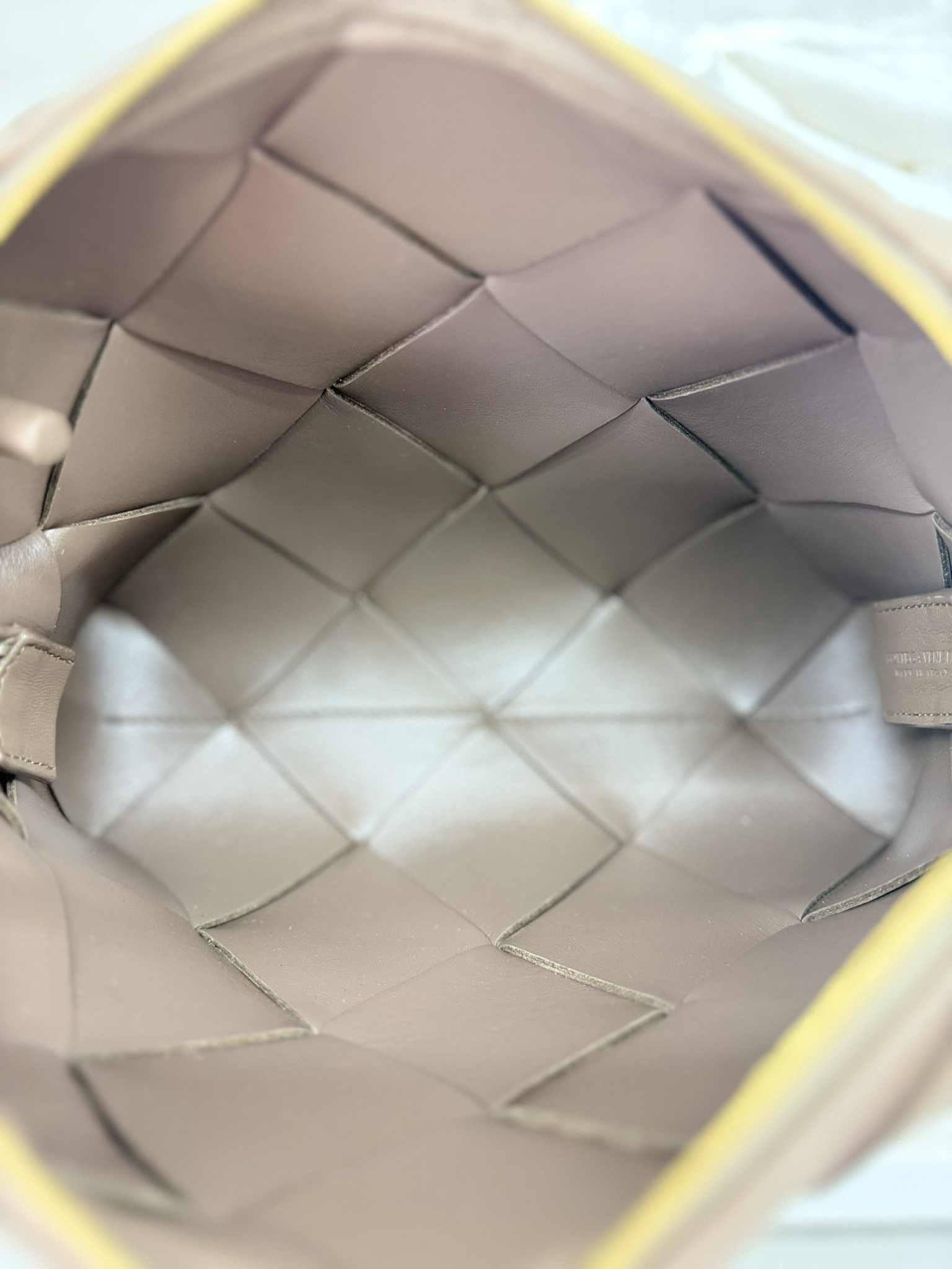 BOTTEGA VENETA CAMERA BAG.