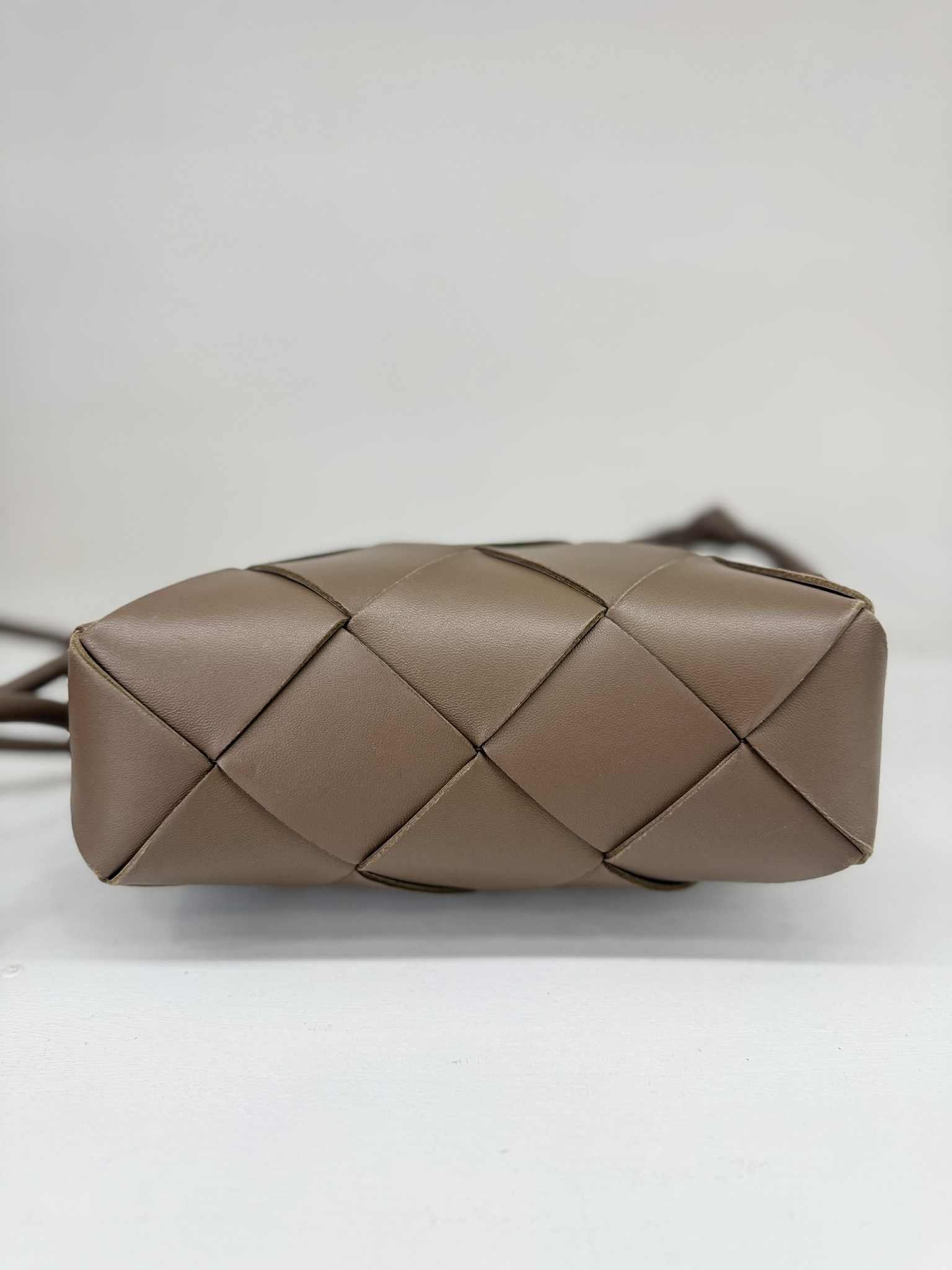 BOTTEGA VENETA CAMERA BAG.