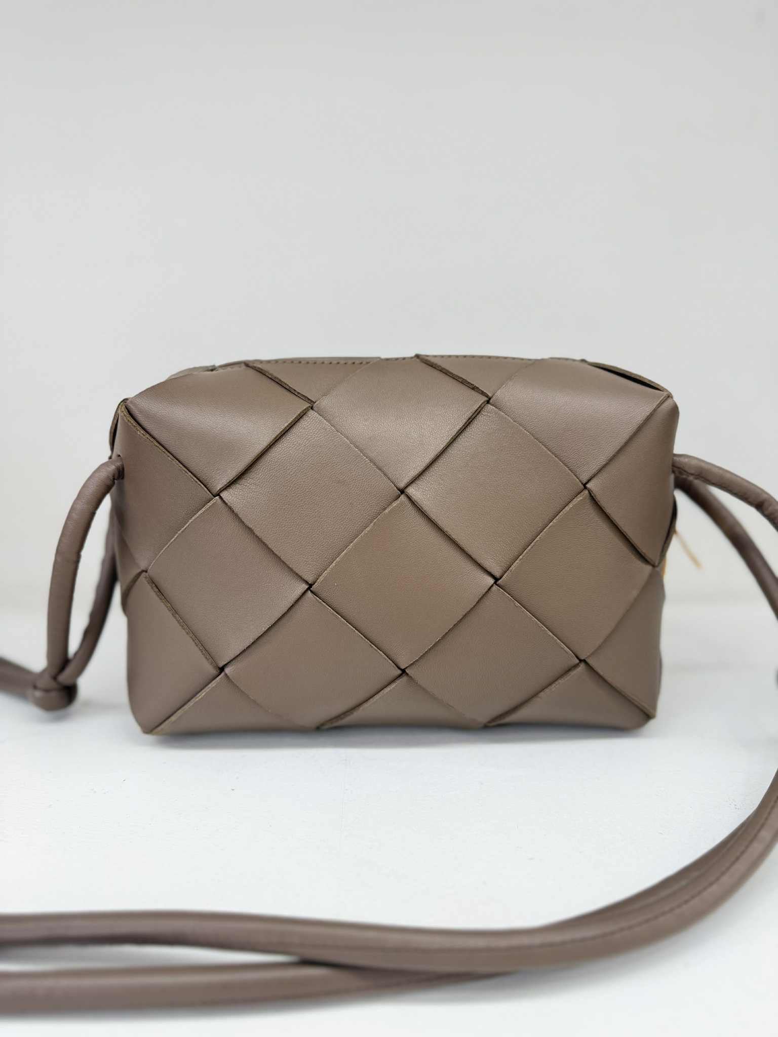 BOTTEGA VENETA CAMERA BAG.