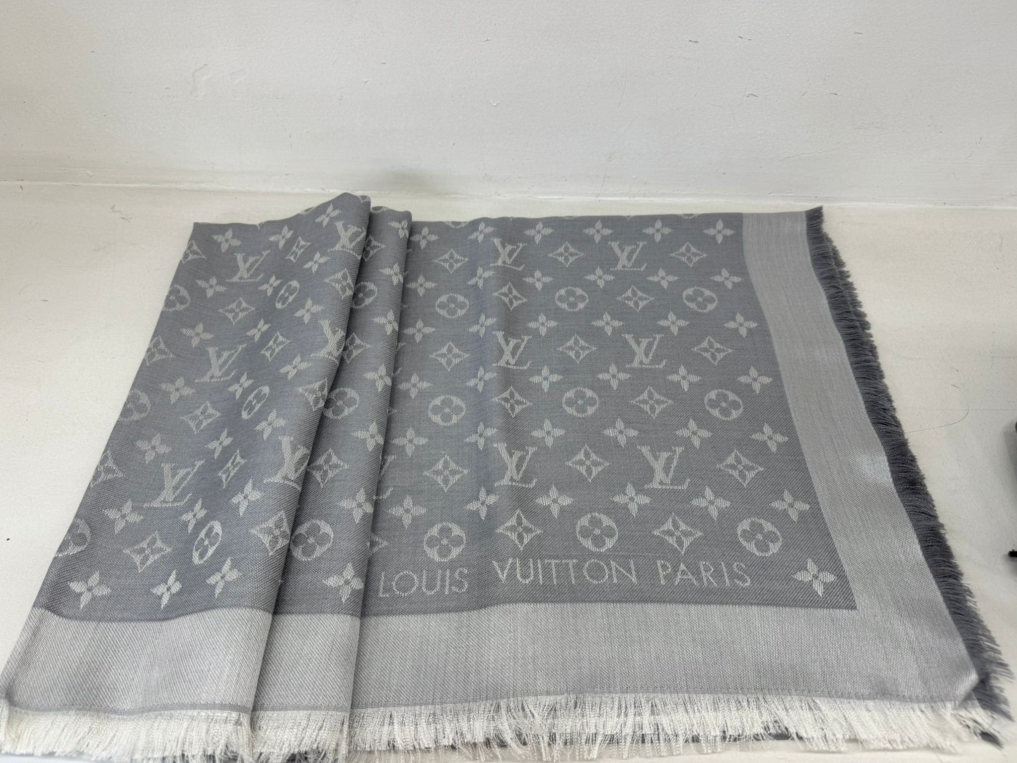 Louis Vuitton Stola Monogram Grigio