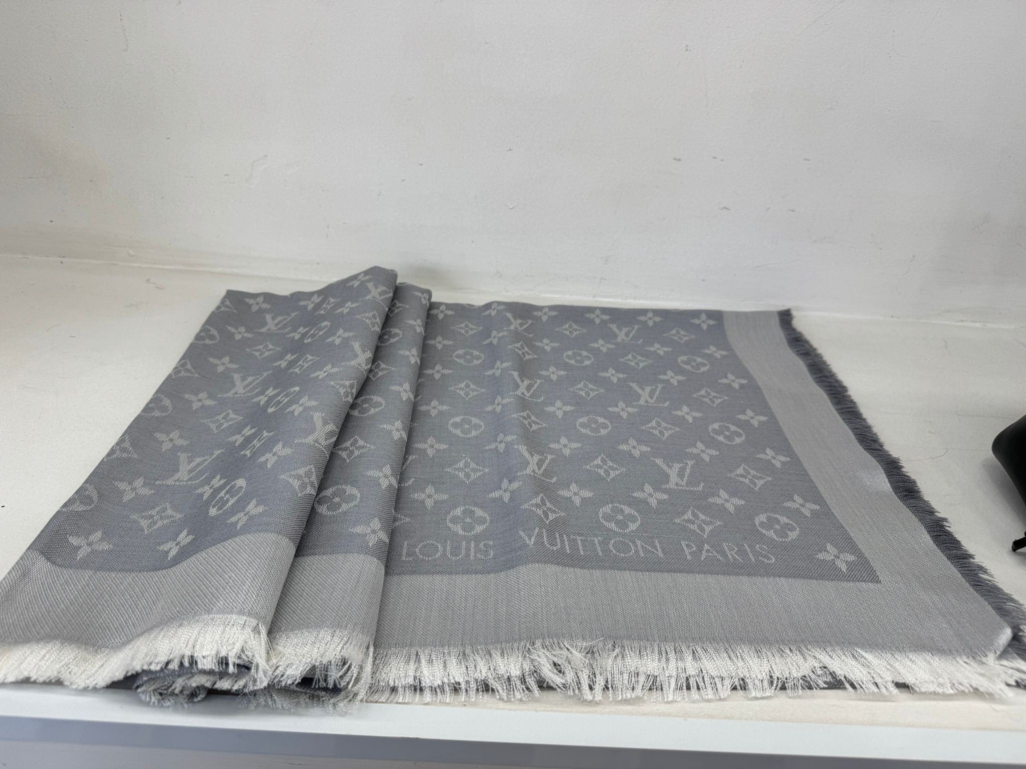 Louis Vuitton Stola Monogram Grigio