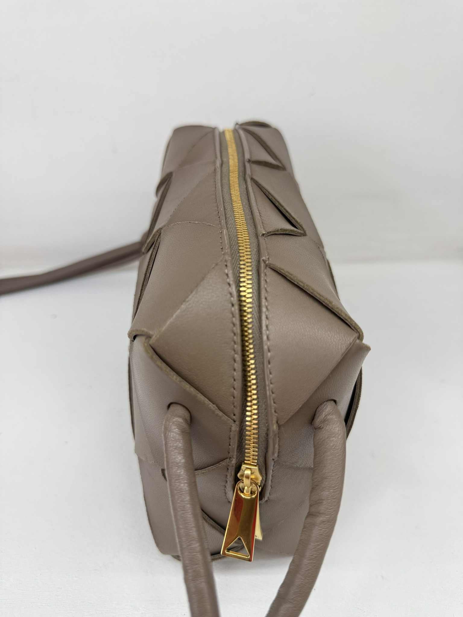 BOTTEGA VENETA CAMERA BAG.