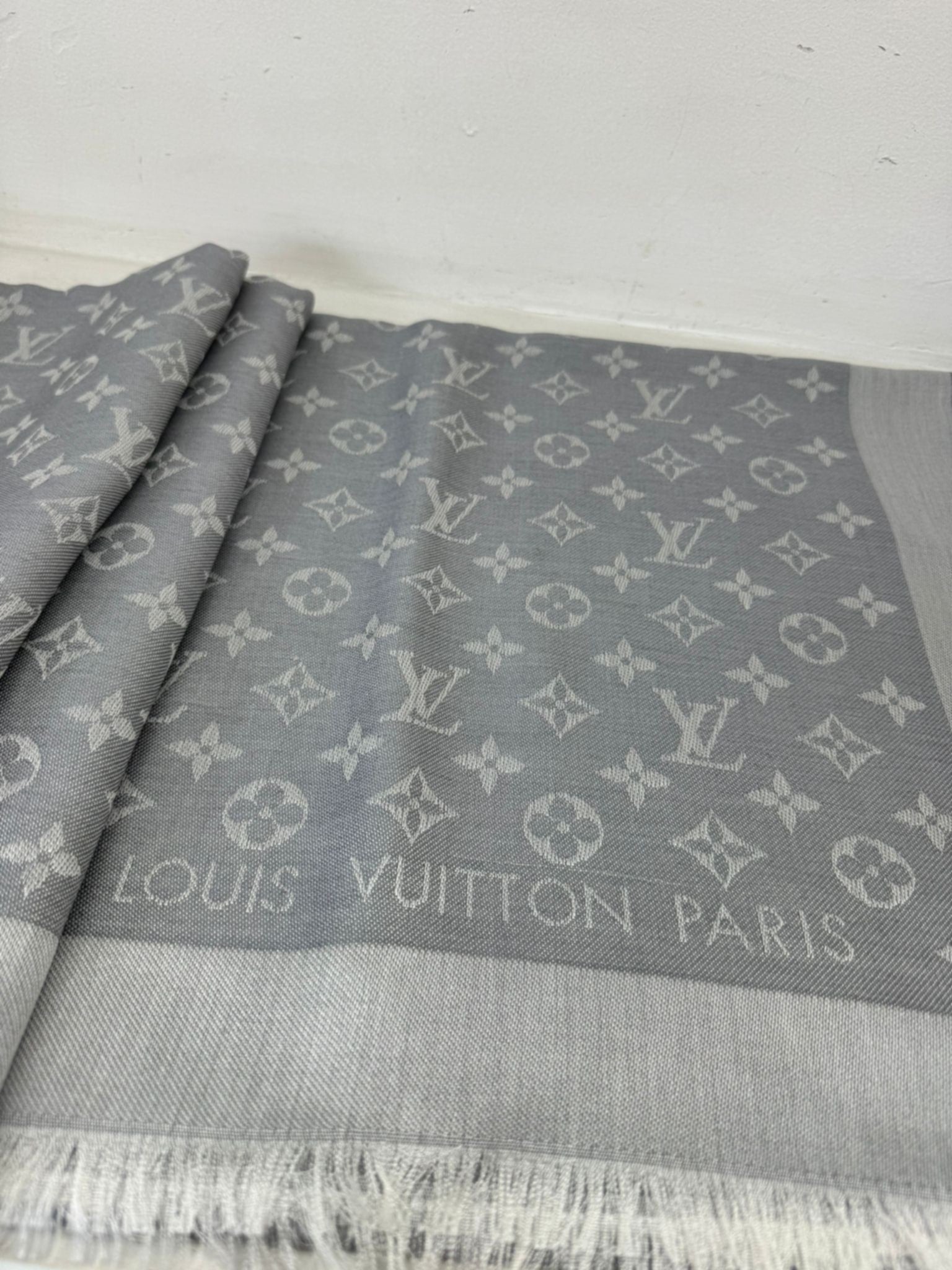 Louis Vuitton Stola Monogram Grigio