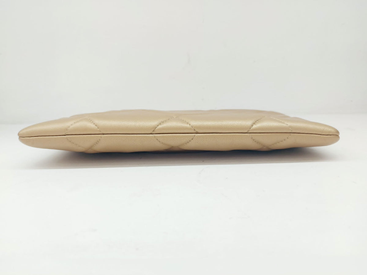 CHANEL POCHETTE 19