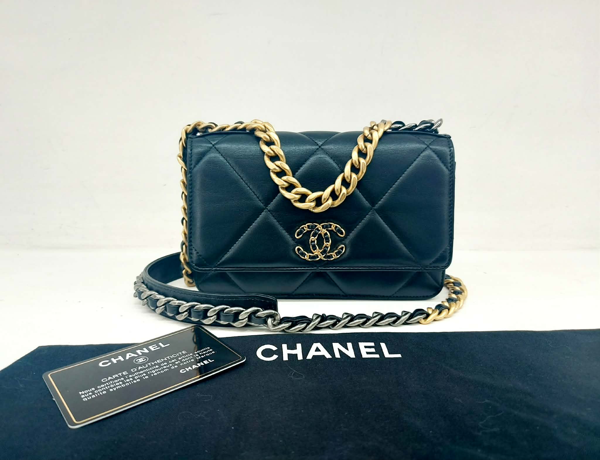 CHANEL WALLET 19