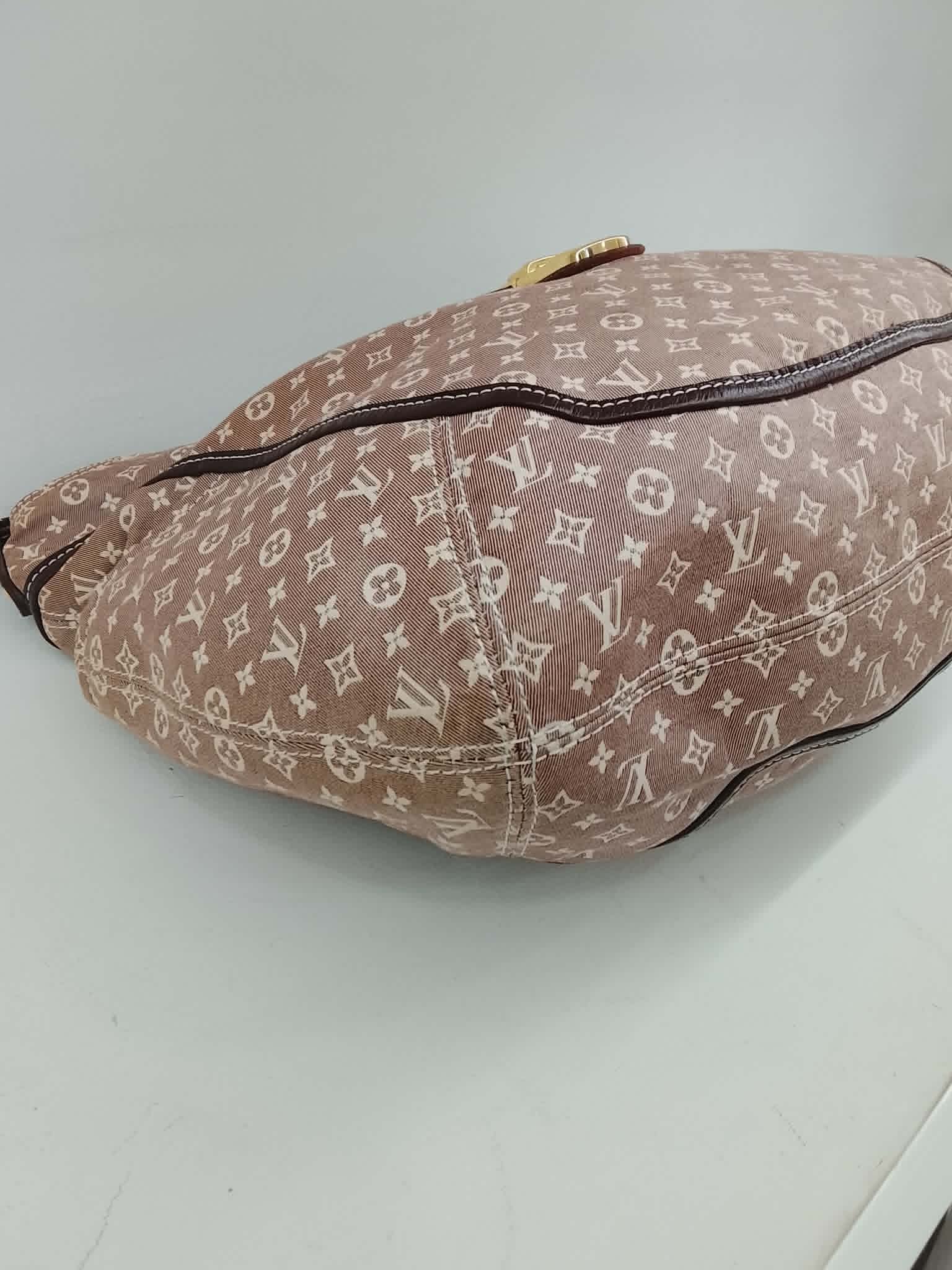 LOUIS VUITTON HOBO ROMANCE