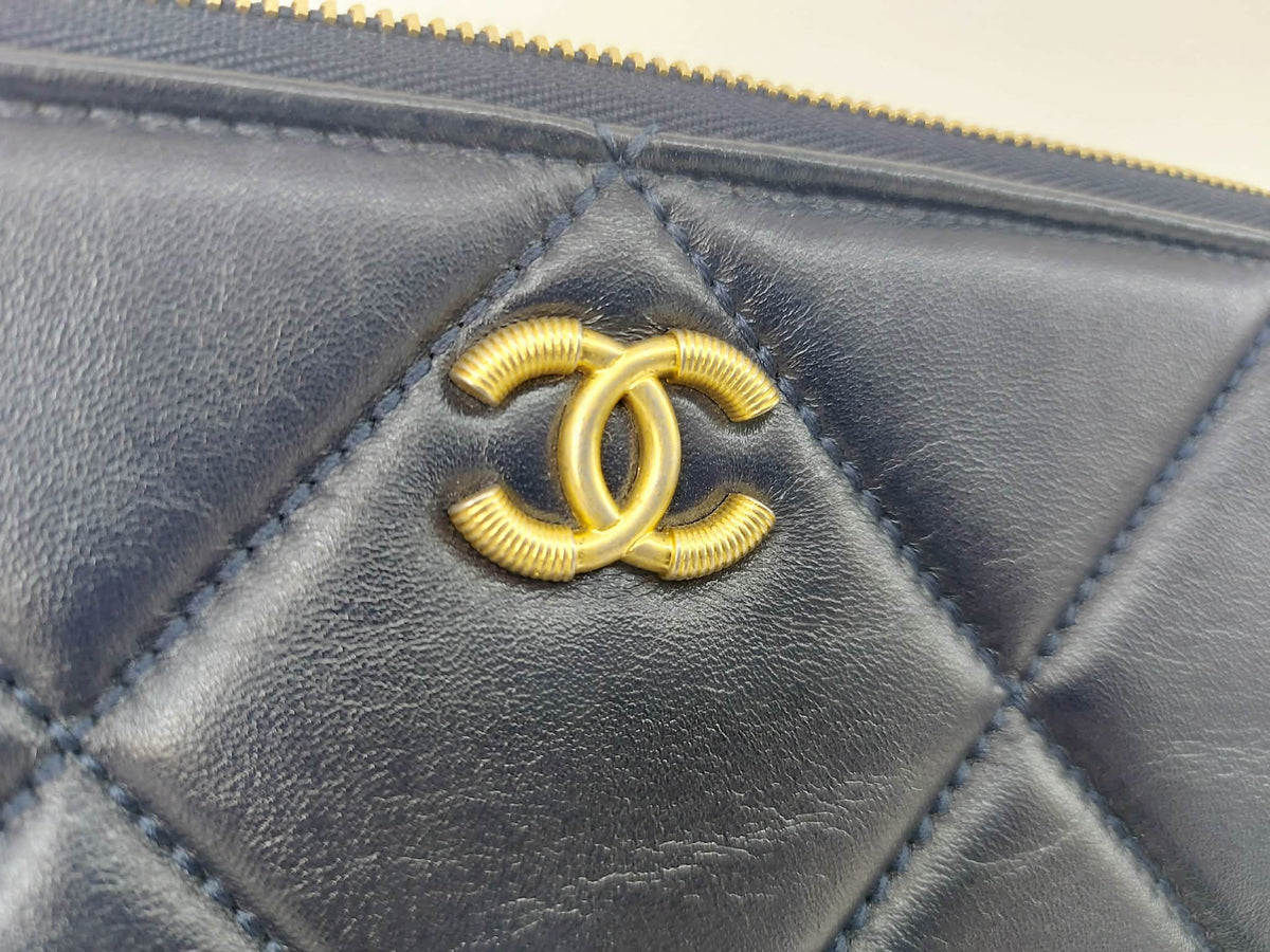 CHANEL O-CASE POCHETTE LARGE CC