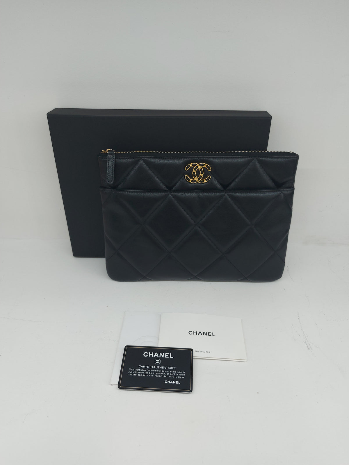 CHANEL 19 POCHETTE BLACK