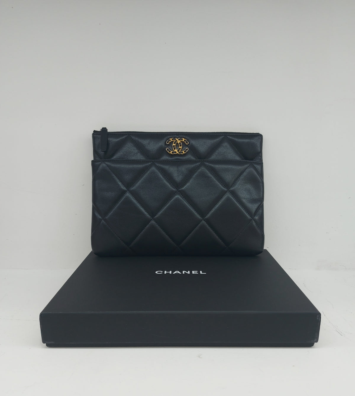 CHANEL 19 POCHETTE BLACK