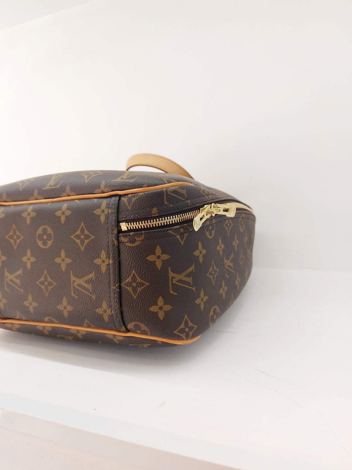 LOUIS VUITTON EXCURSION