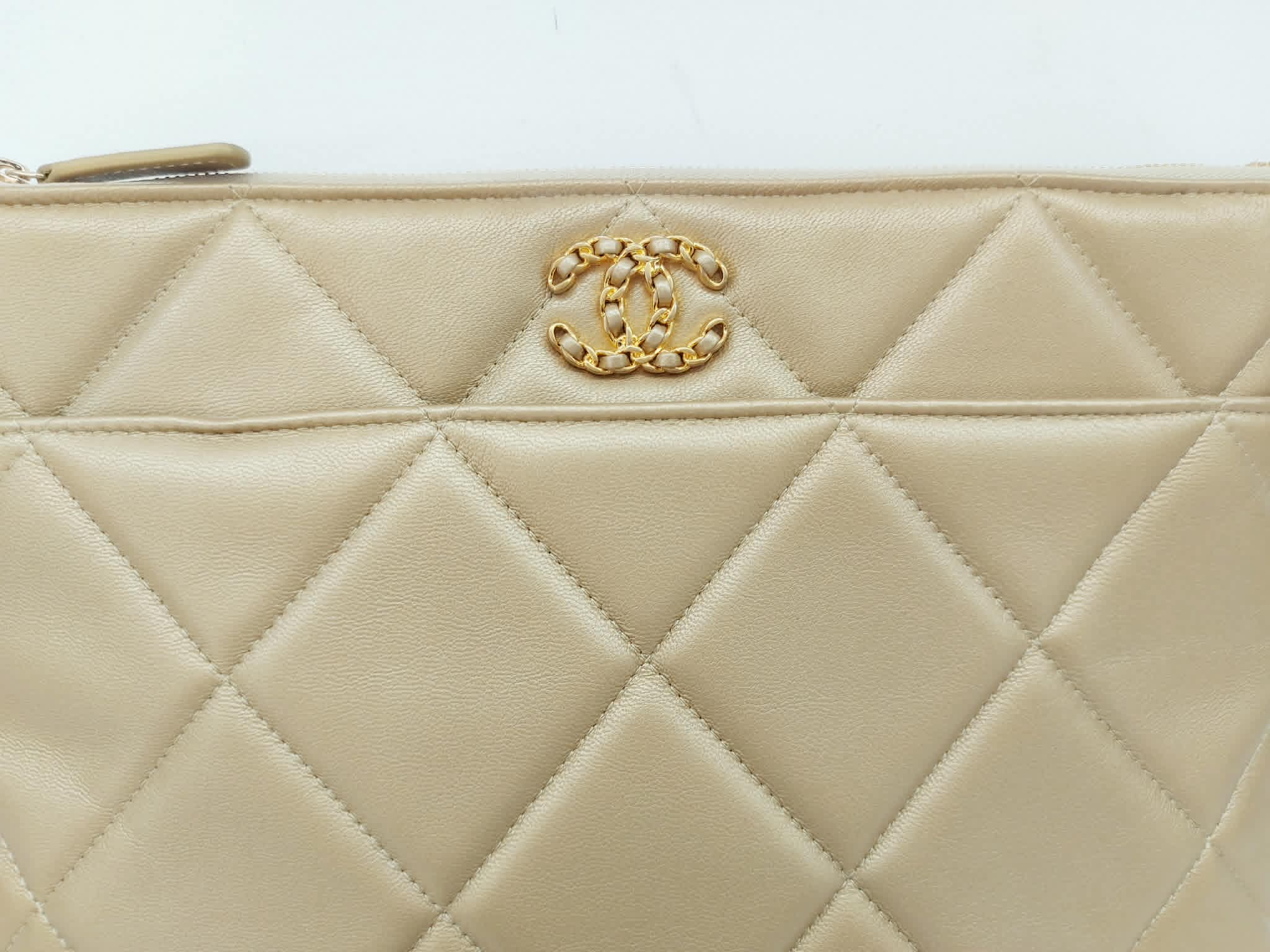 CHANEL POCHETTE 19