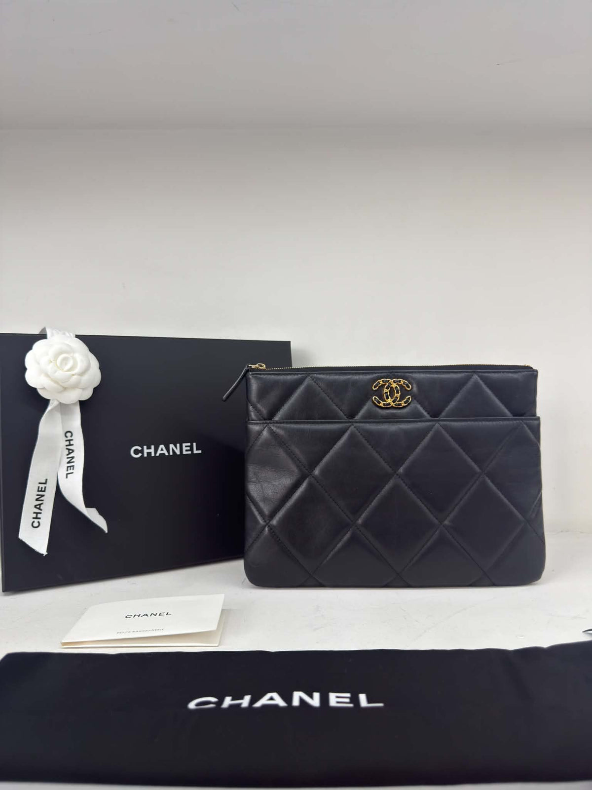 CHANEL POCHETTE 19