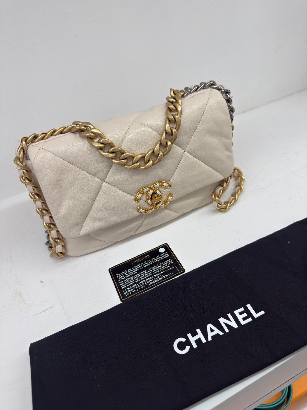 CHANEL 19