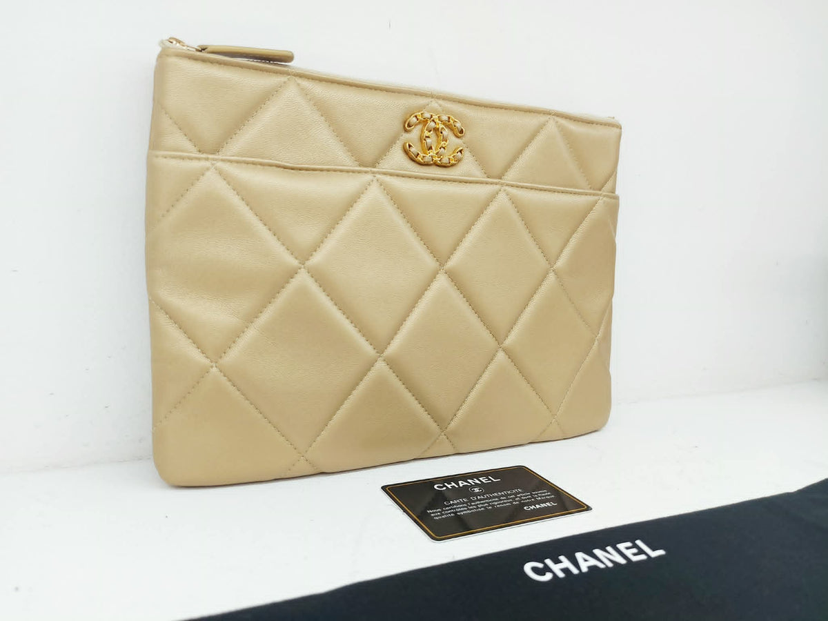 CHANEL POCHETTE 19