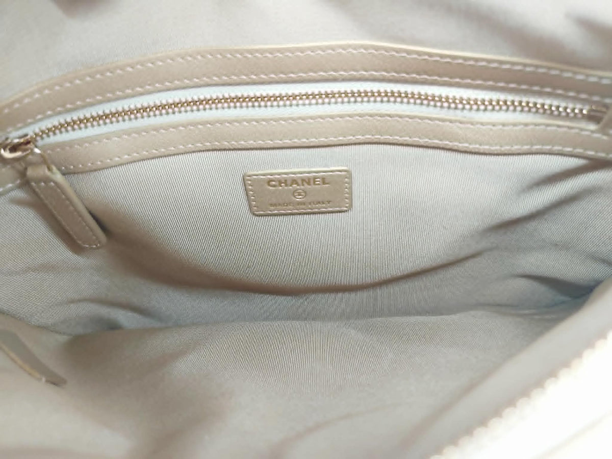 CHANEL POCHETTE 19