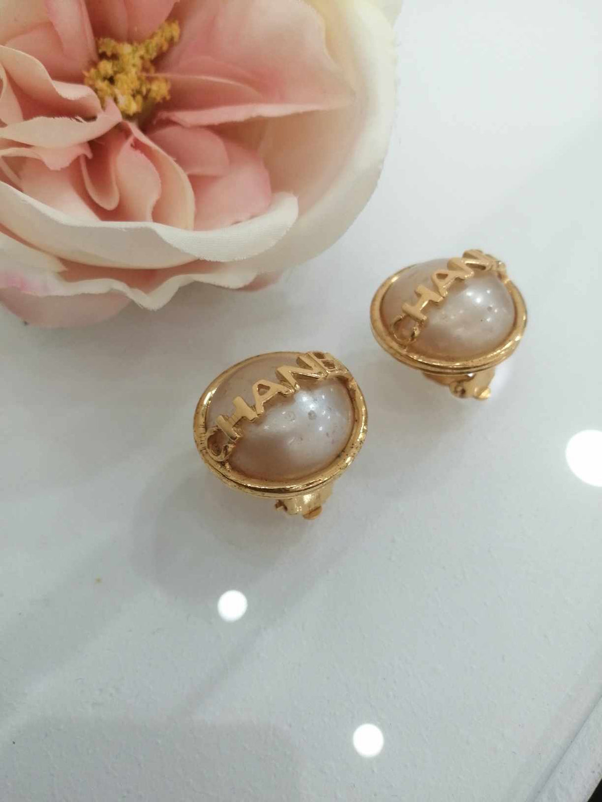 CHANEL ORECCHINI PEARL LOGO