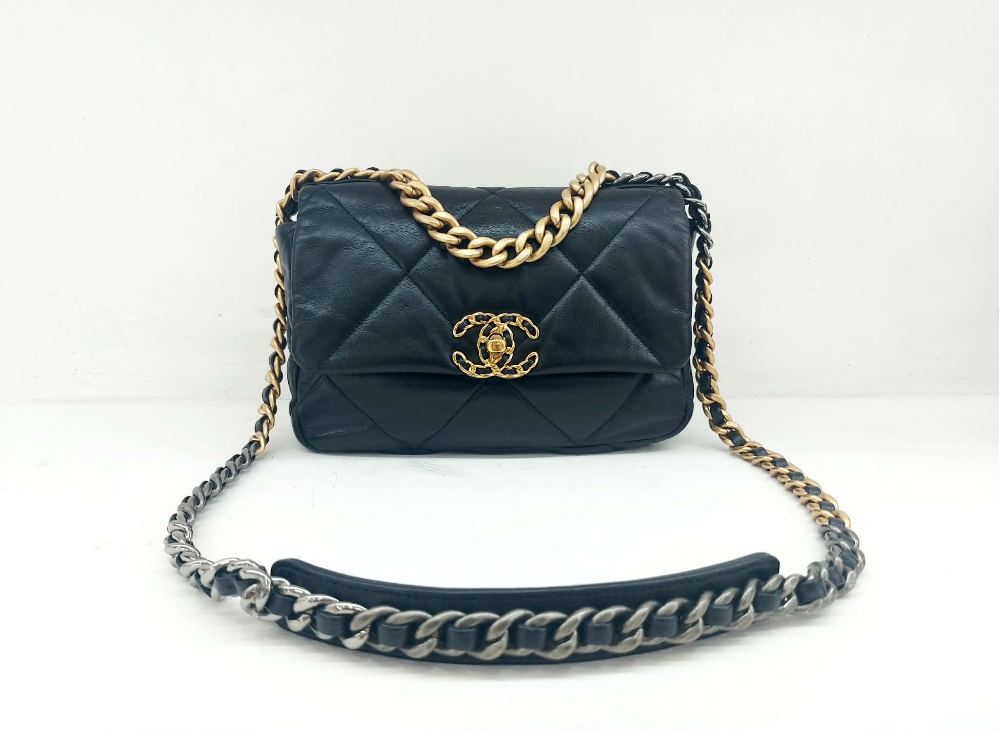CHANEL 19 NERA