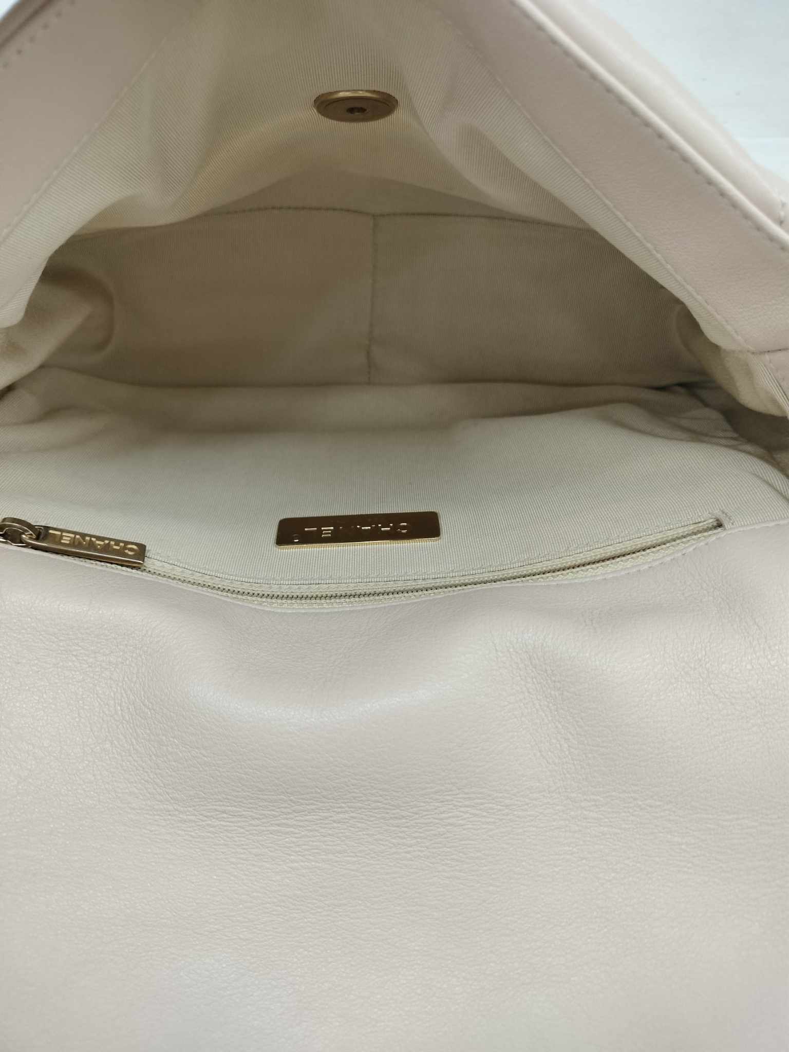 Chanel 19 small