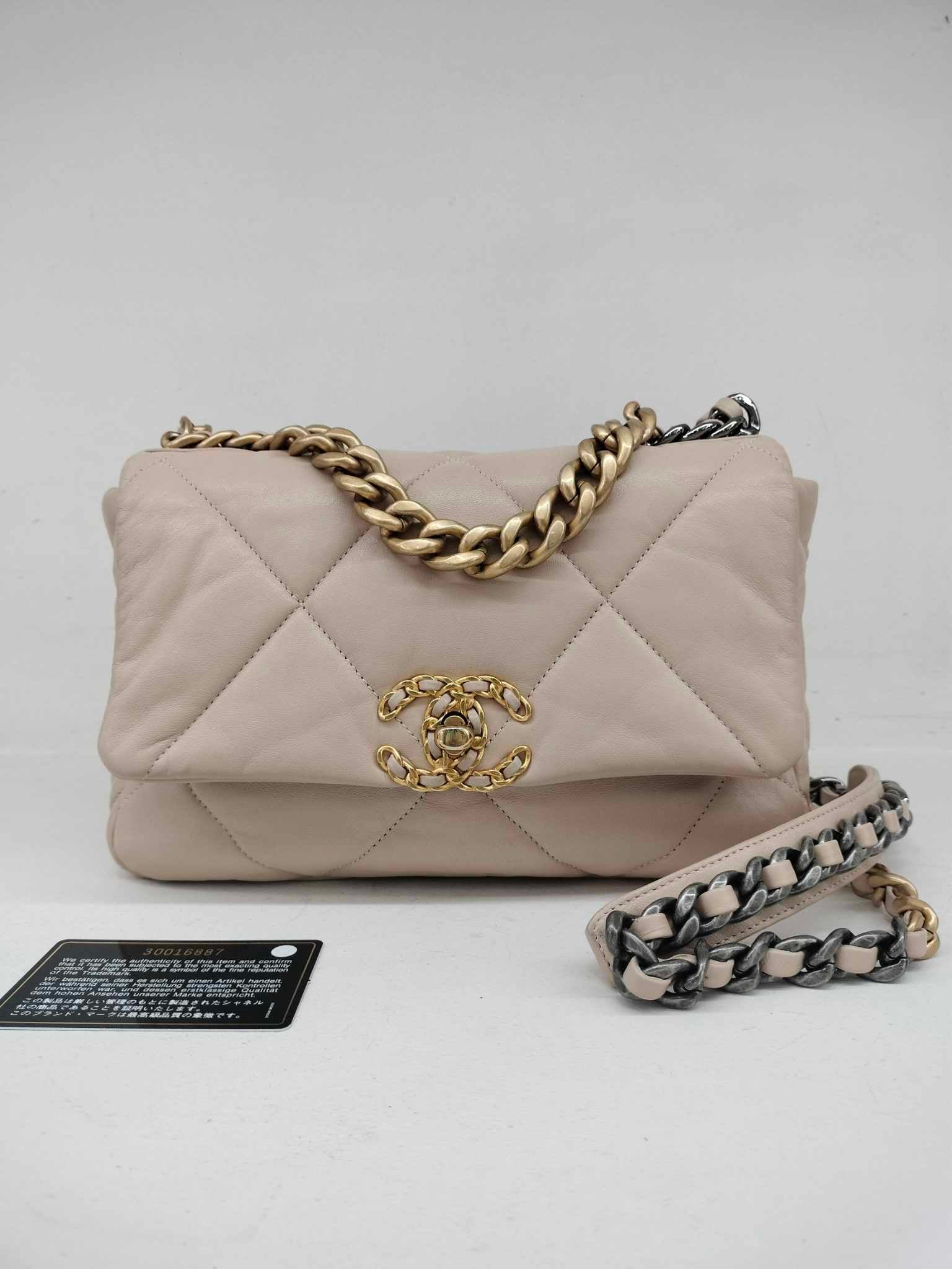 Chanel 19 small