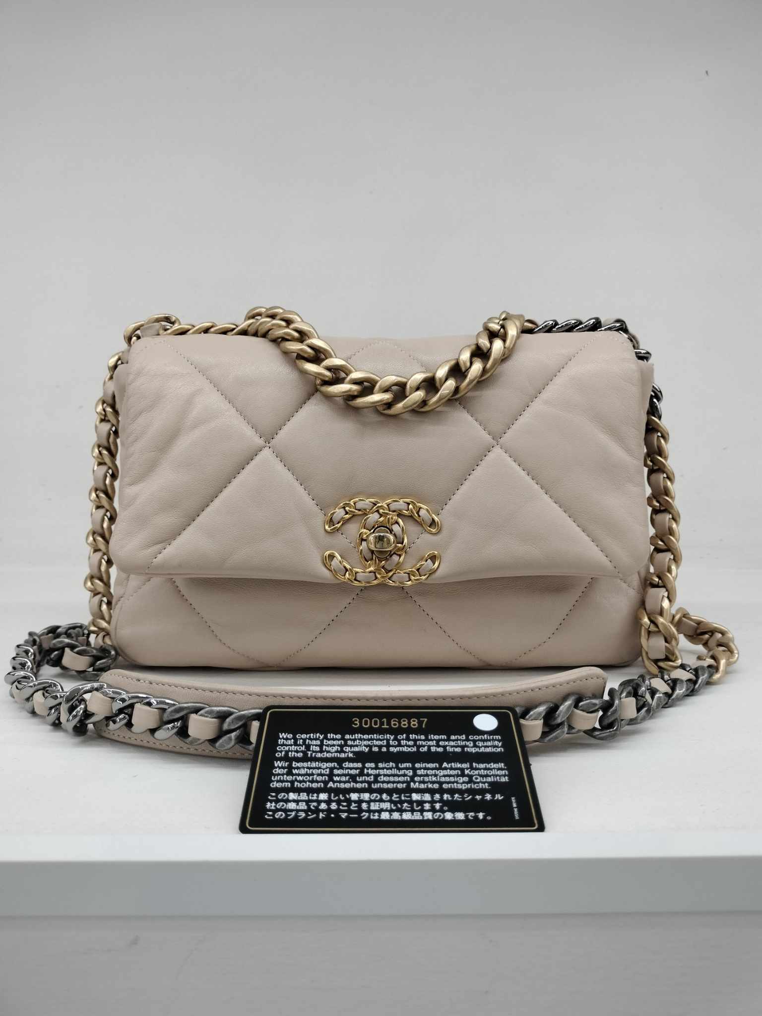 Chanel 19 small