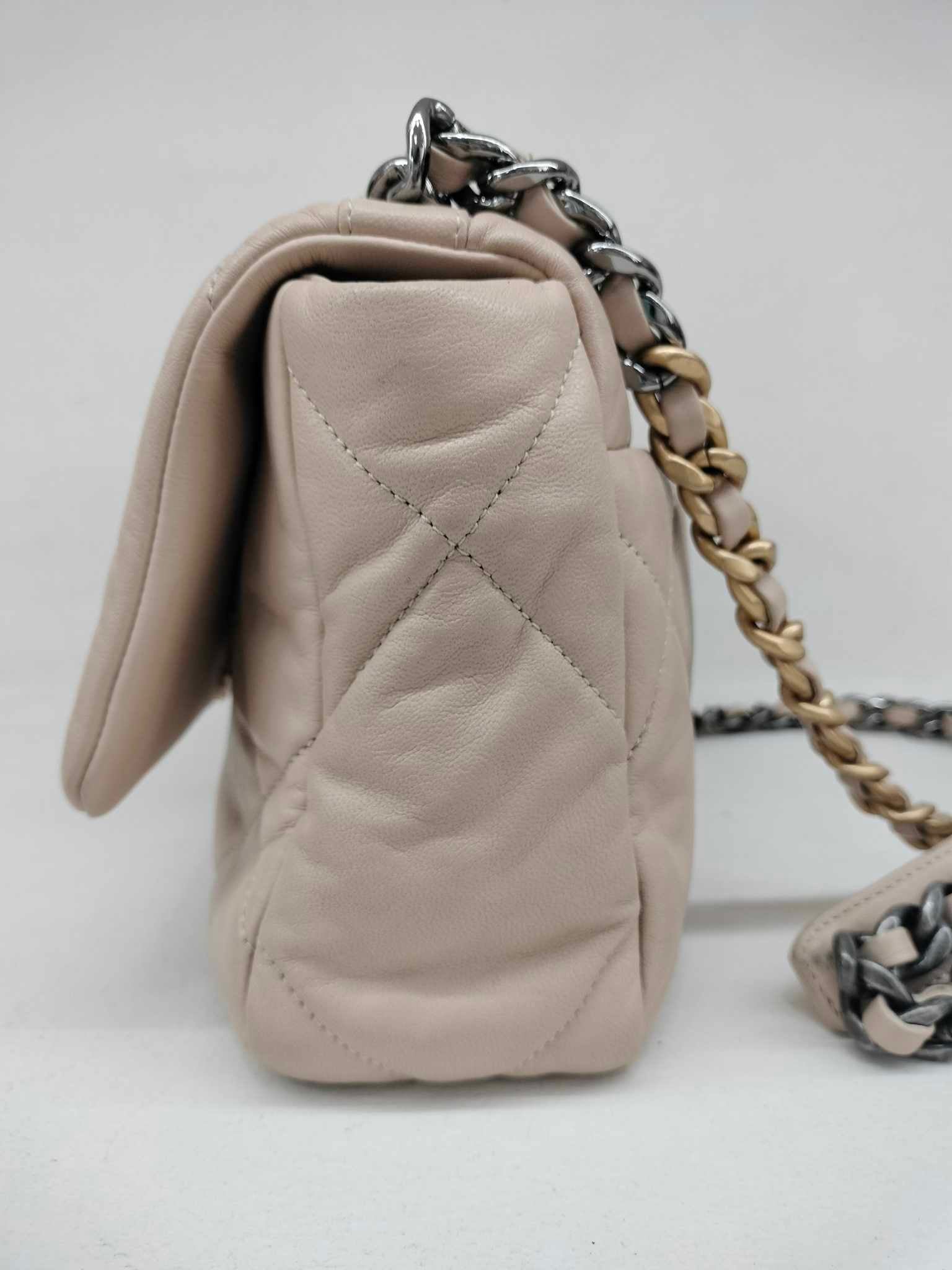 Chanel 19 small
