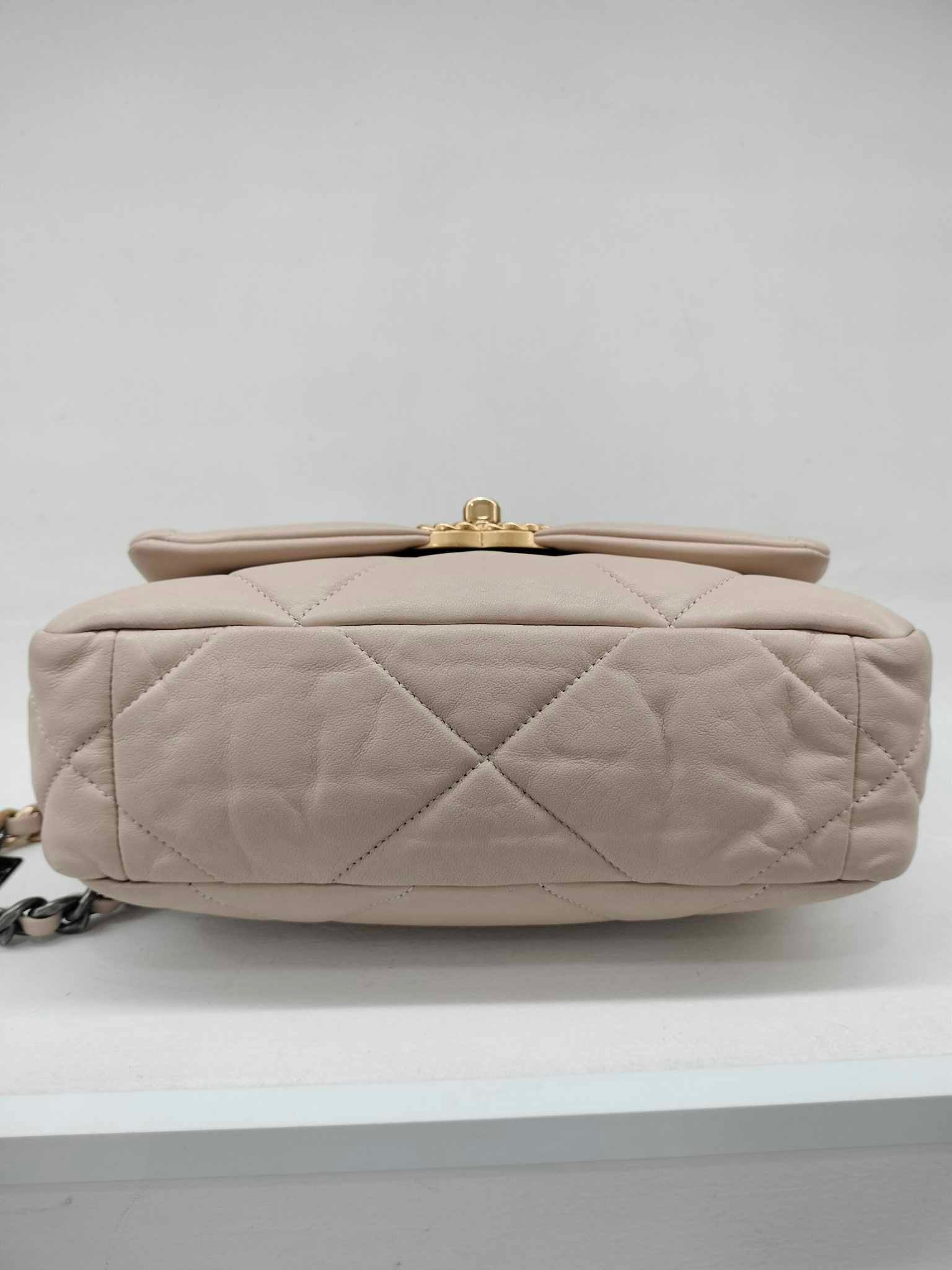 Chanel 19 small