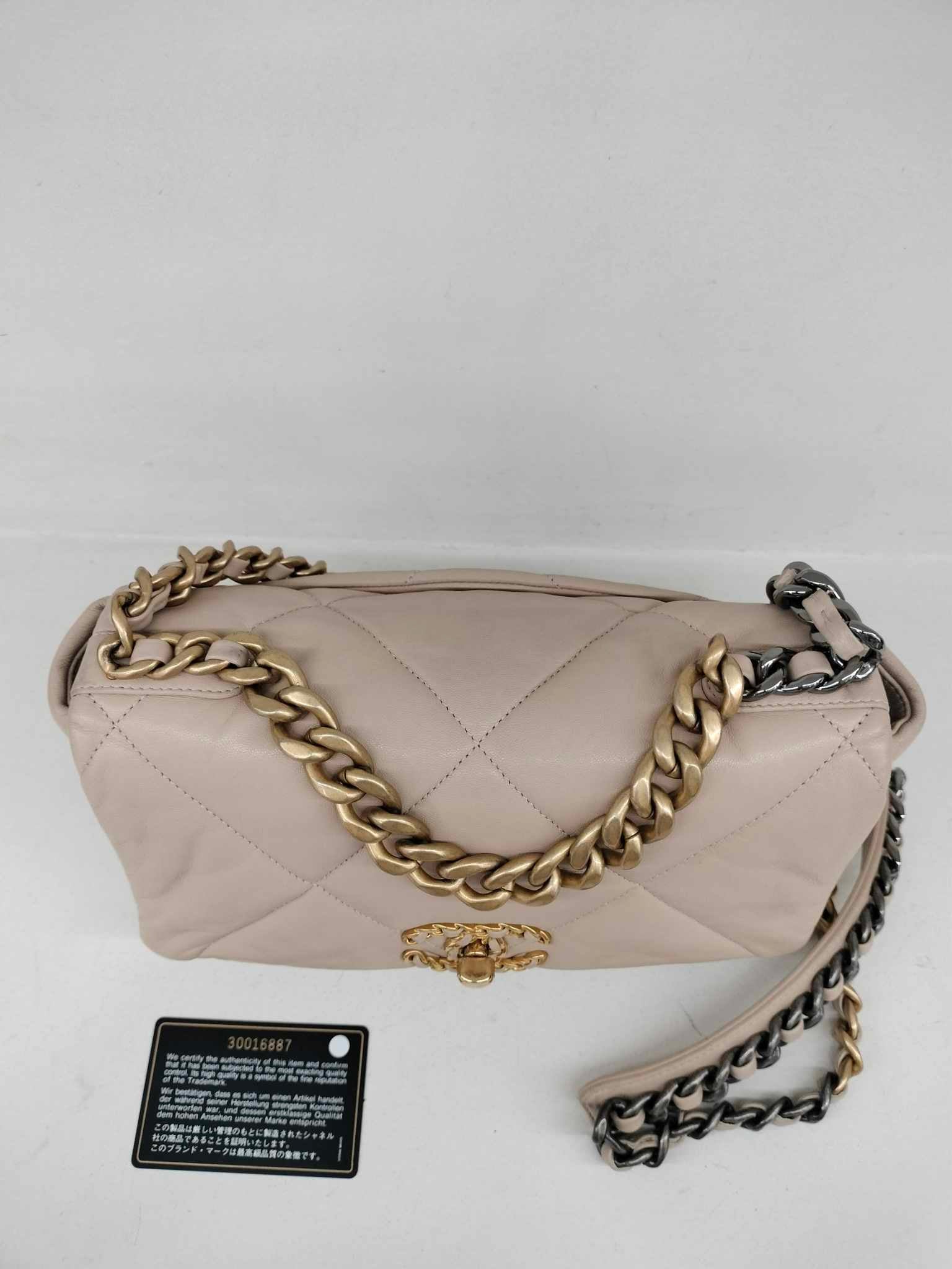 Chanel 19 small