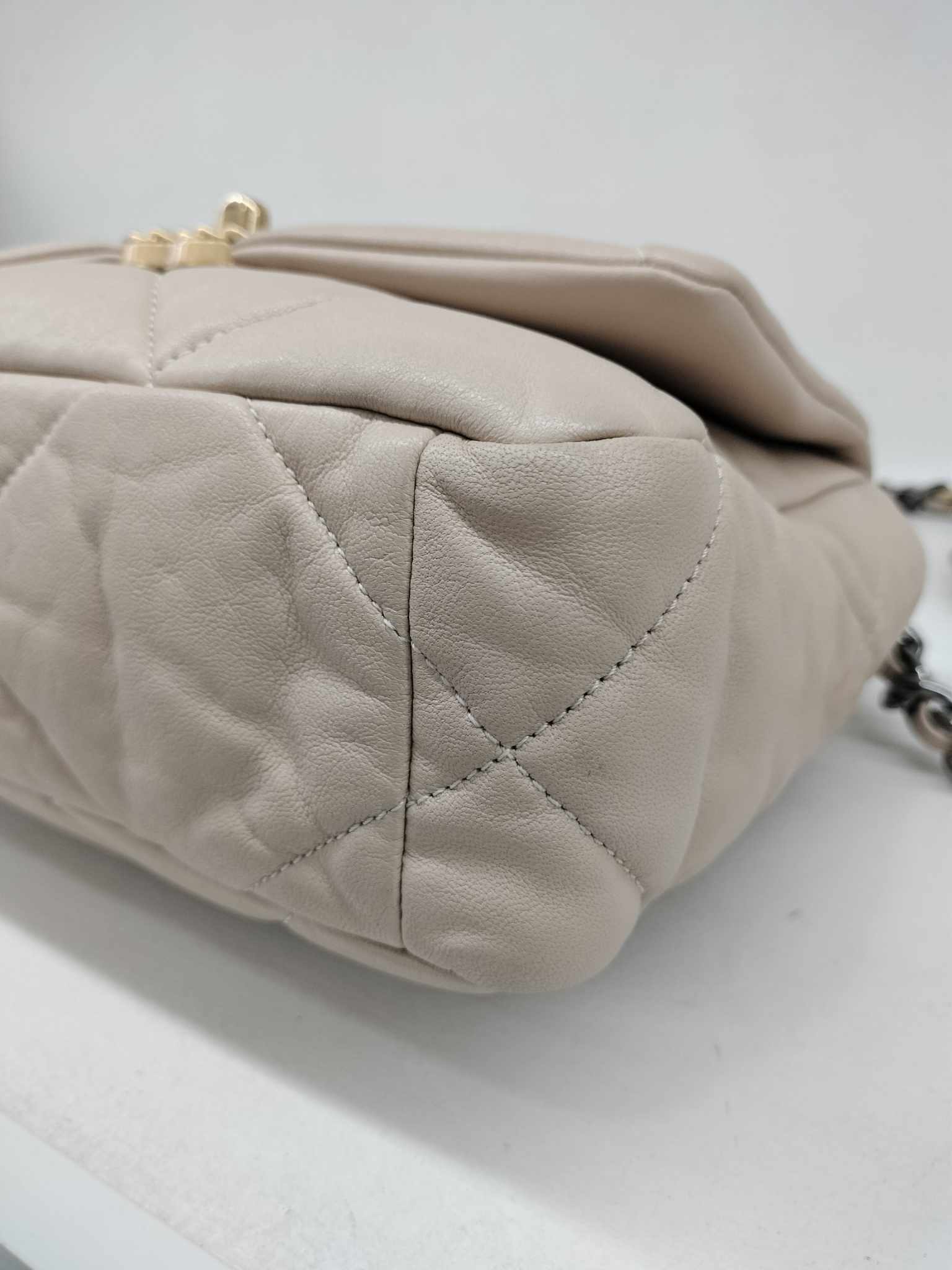 Chanel 19 small