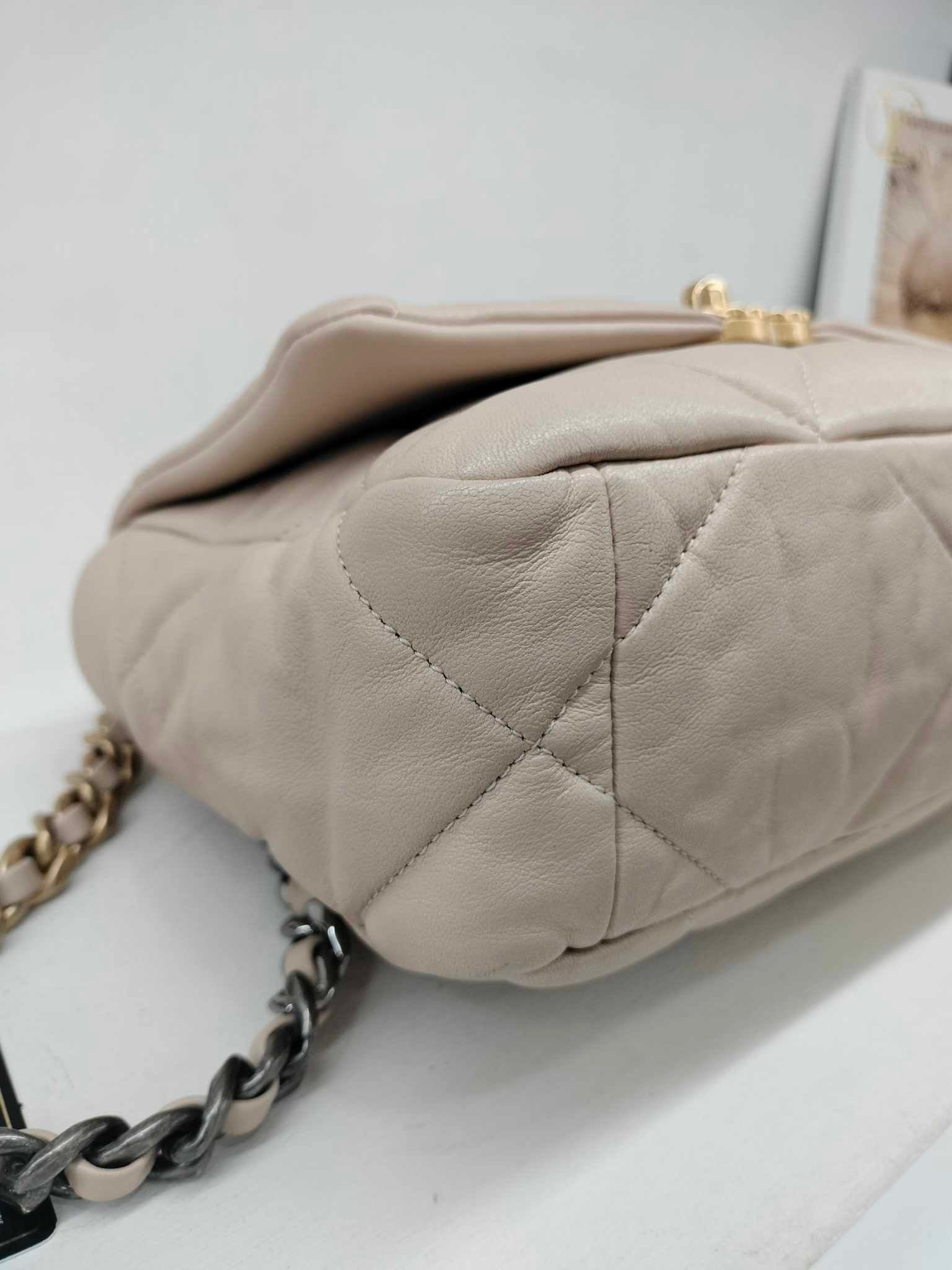 Chanel 19 small