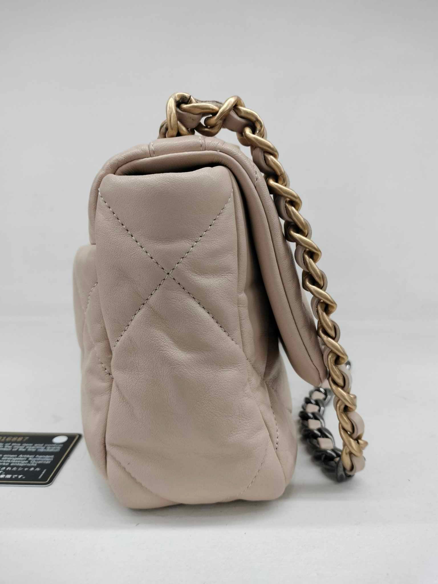 Chanel 19 small