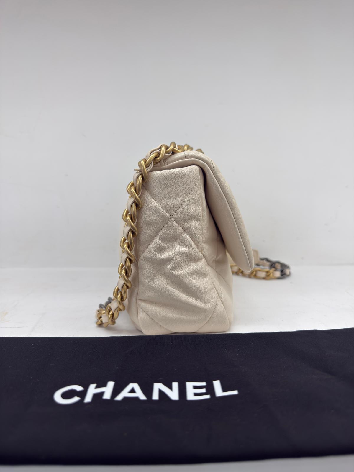CHANEL 19