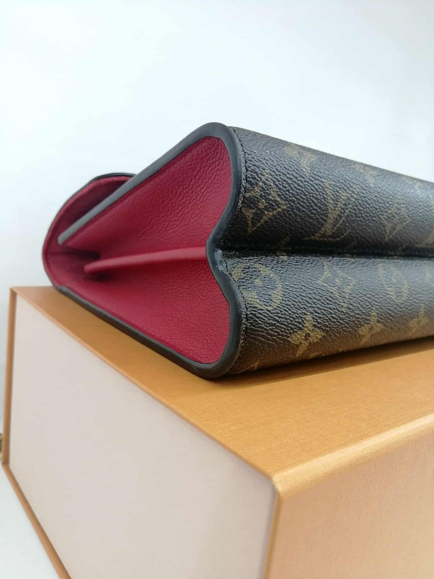 LOUIS VUITTON VICTOIRE R.