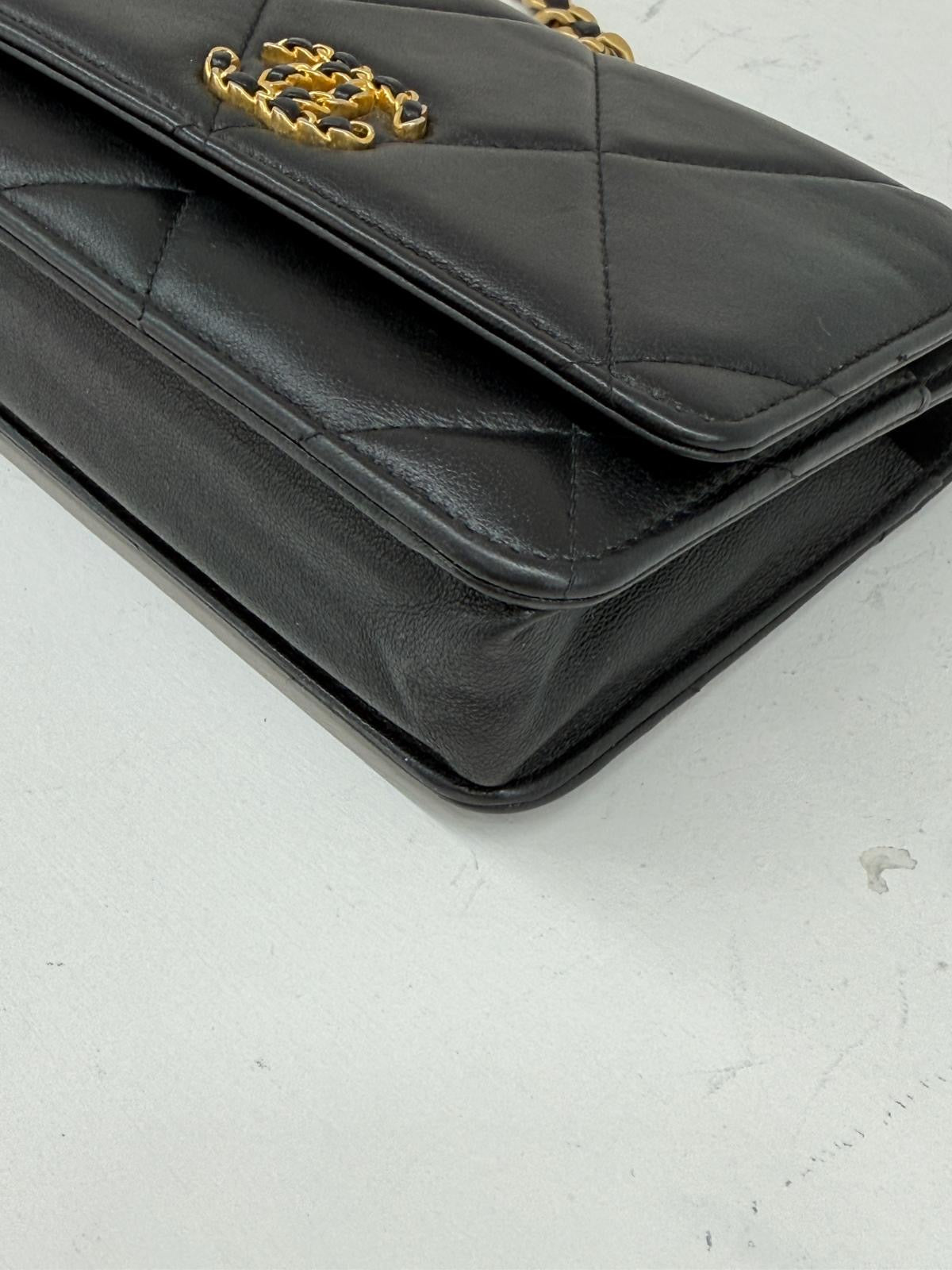 CHANEL WALLET 19