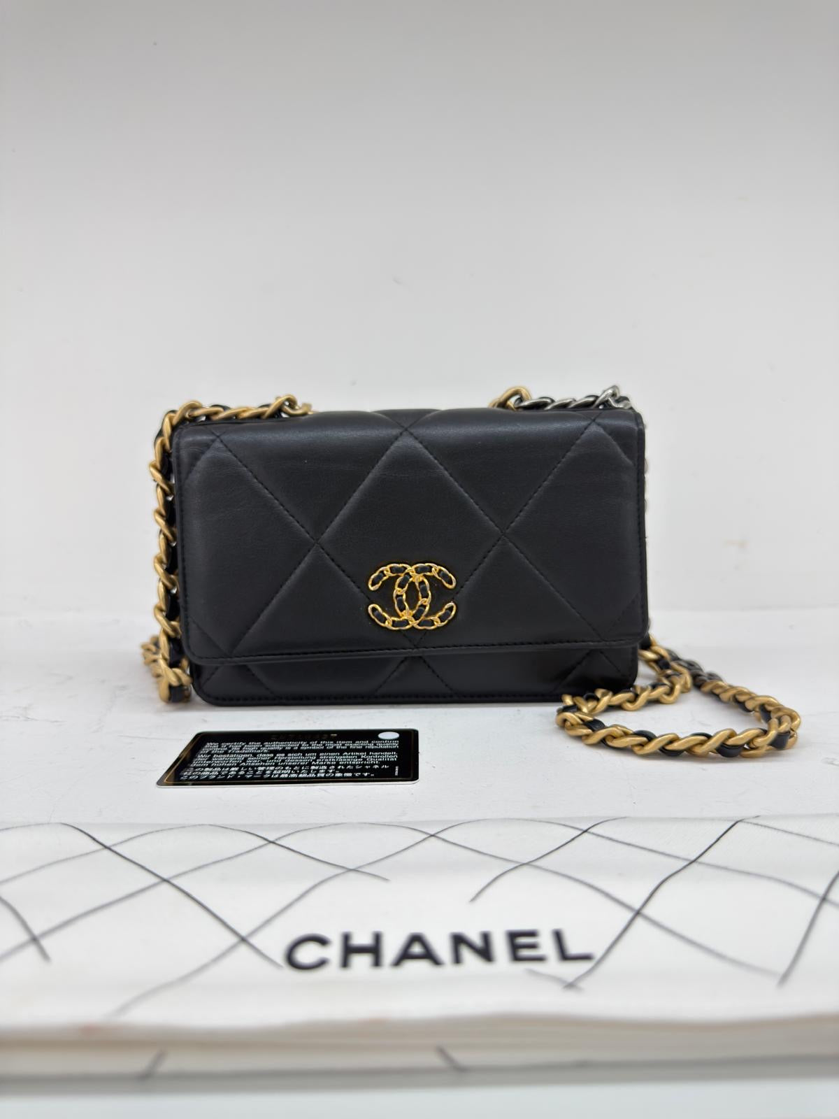 CHANEL WALLET 19