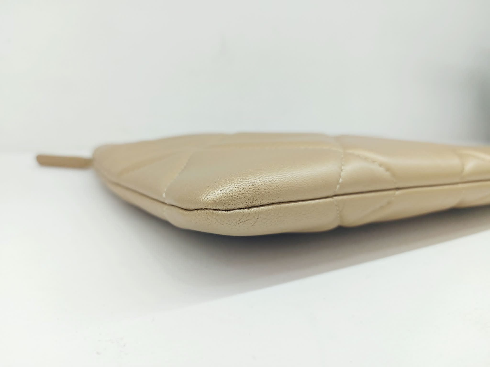 CHANEL POCHETTE 19