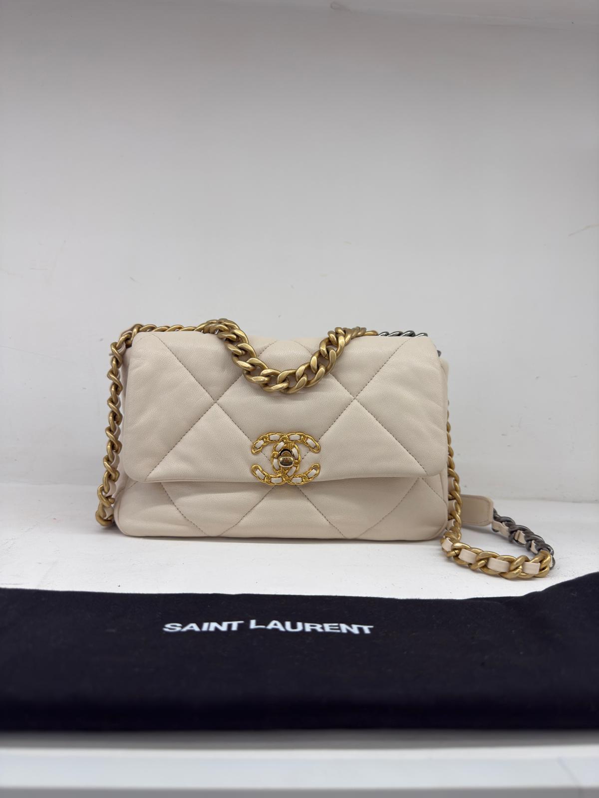 CHANEL 19