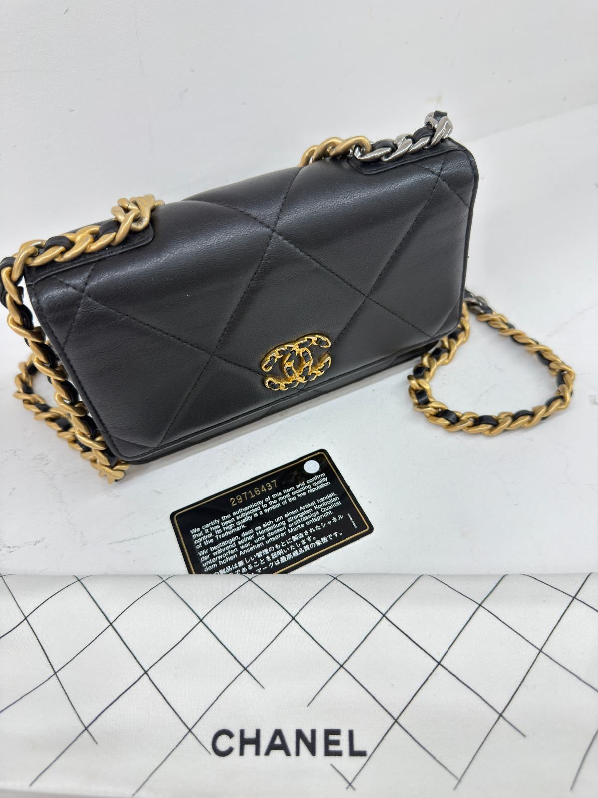 CHANEL WALLET 19