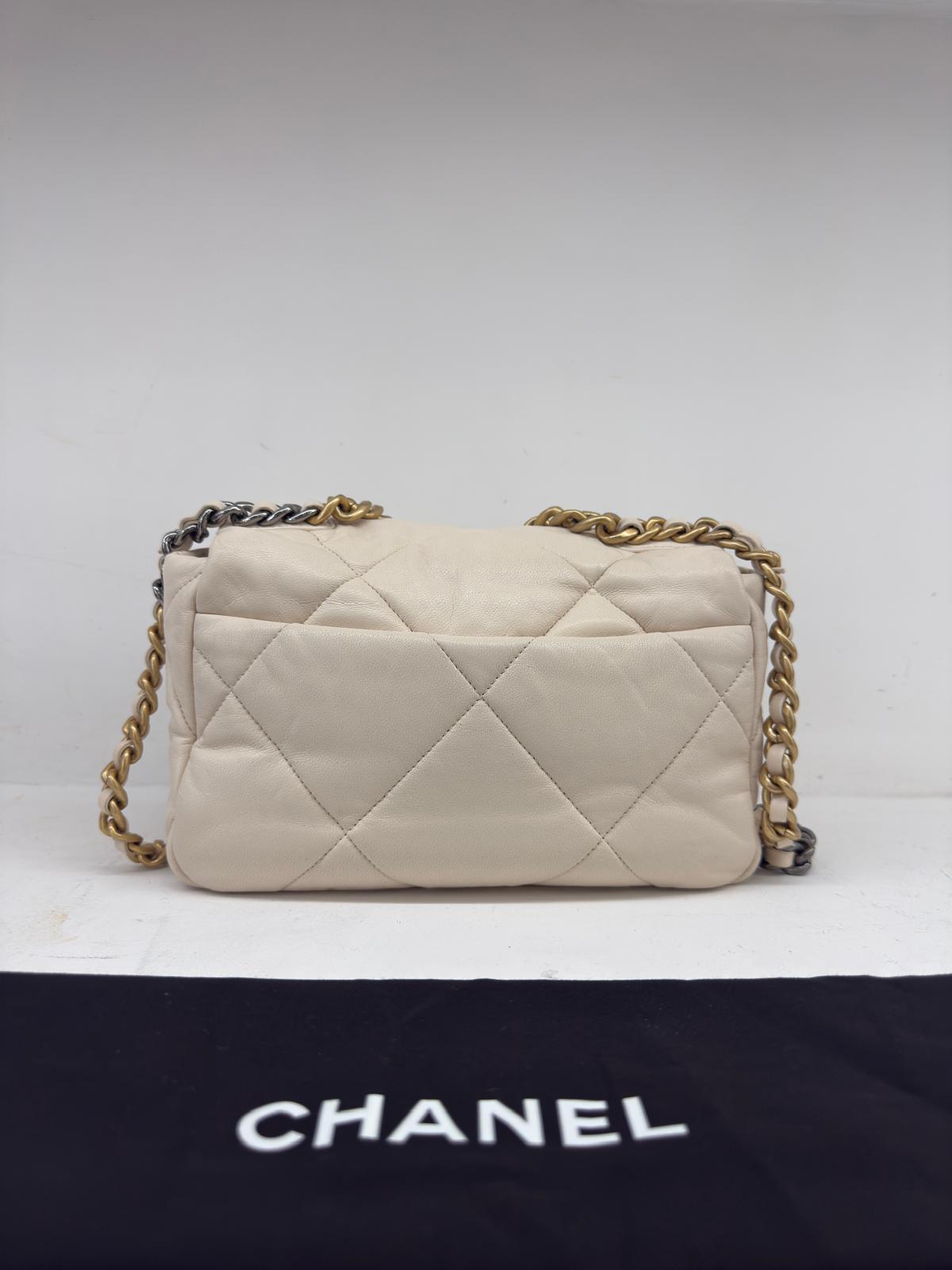 CHANEL 19