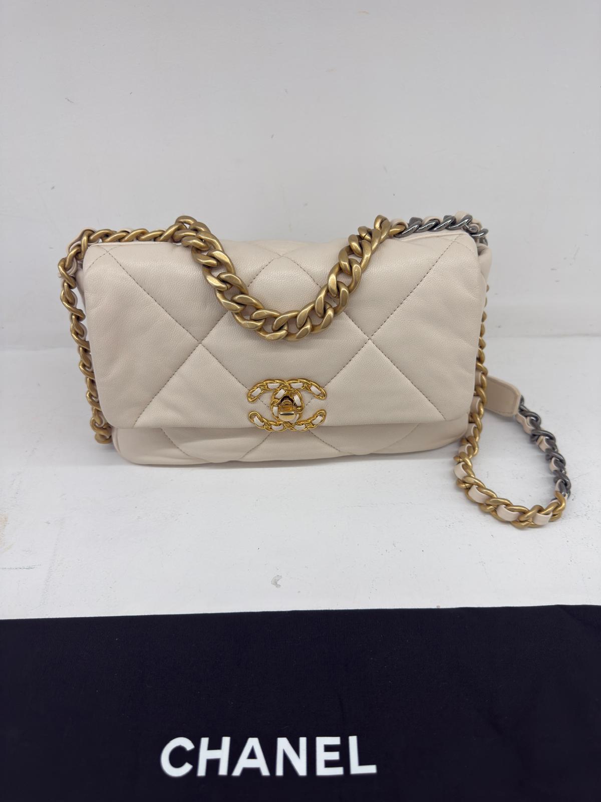 CHANEL 19